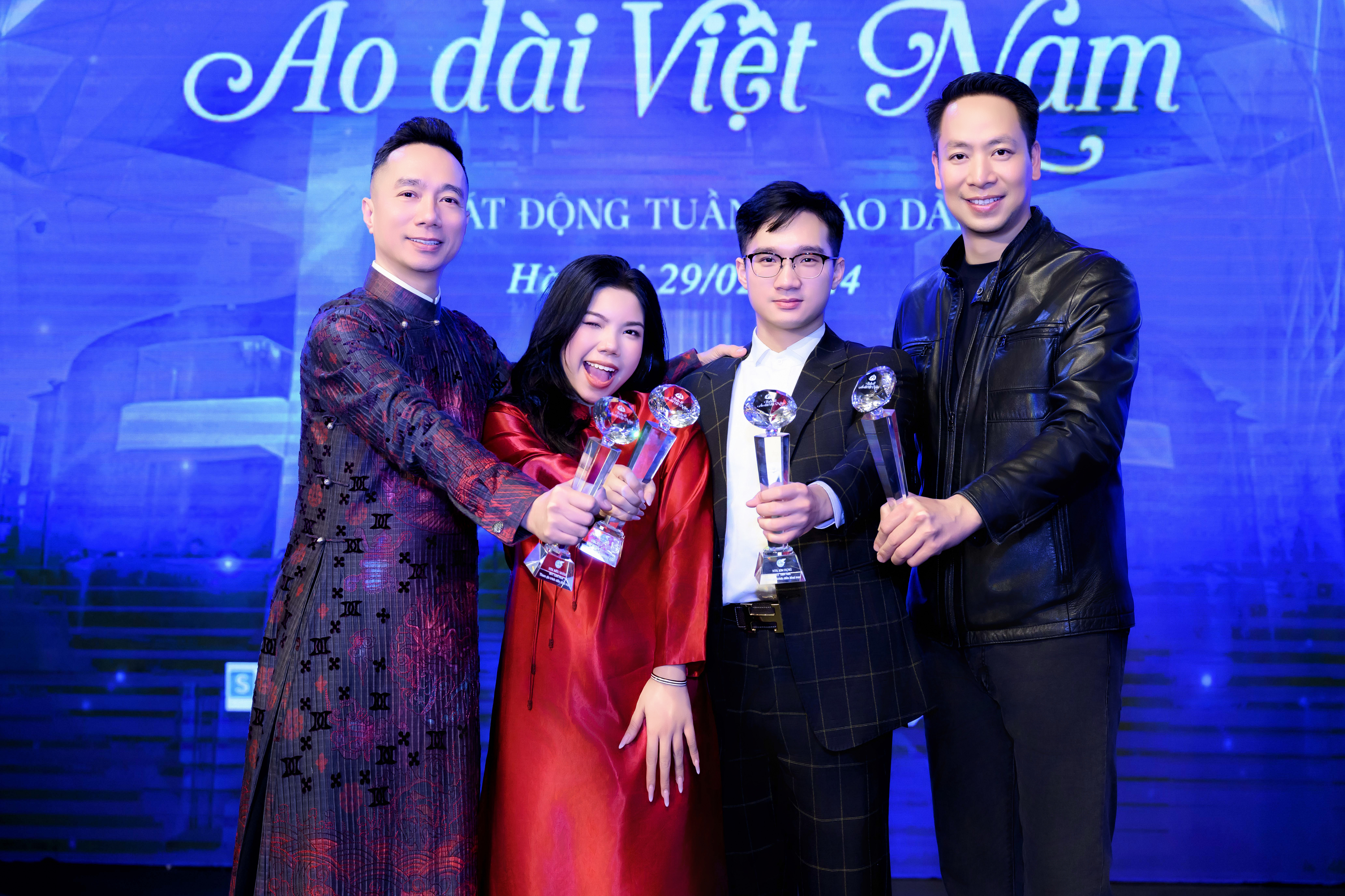 Đạo diễn Đỗ Bảo Ngọc (&aacute;o đỏ giữa) đ&atilde; c&ugrave;ng với tổng đạo diễn Quang T&uacute; gi&uacute;p chương tr&igrave;nh được th&agrave;nh c&ocirc;ng.