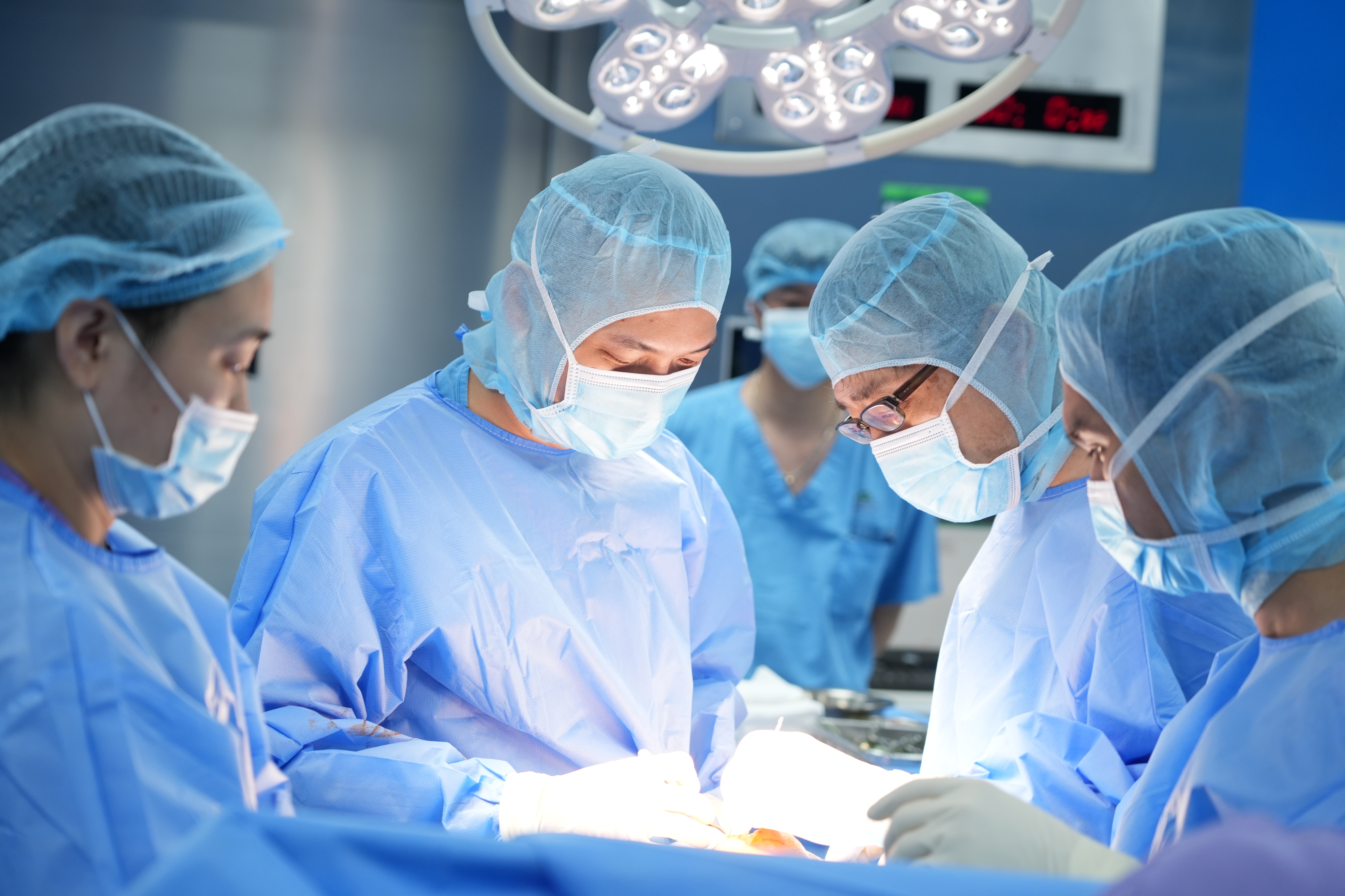 GS. Hiranaka Takafumi phối hợp c&ugrave;ng c&aacute;c b&aacute;c sĩ Đơn nguy&ecirc;n Chấn thương chỉnh h&igrave;nh - BVĐK Hồng Ngọc phẫu thuật thay khớp gối kh&ocirc;ng cắt g&acirc;n cơ.