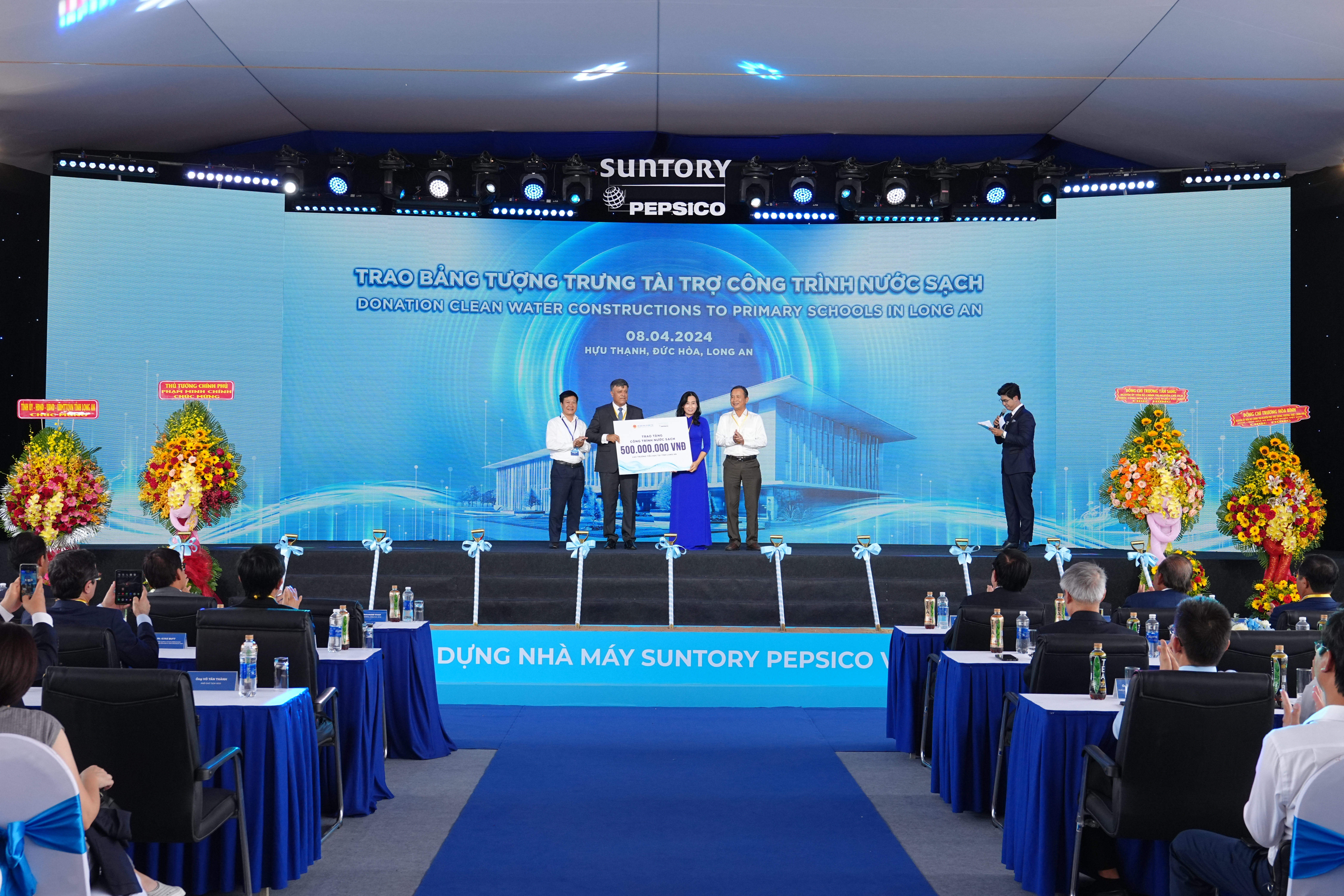 Suntory PepsiCo Việt Nam c&ugrave;ng Bộ Gi&aacute;o dục Đ&agrave;o tạo trao tặng c&ocirc;ng tr&igrave;nh nước sạch cho trường tiểu học tr&ecirc;n địa b&agrave;n tỉnh Long An