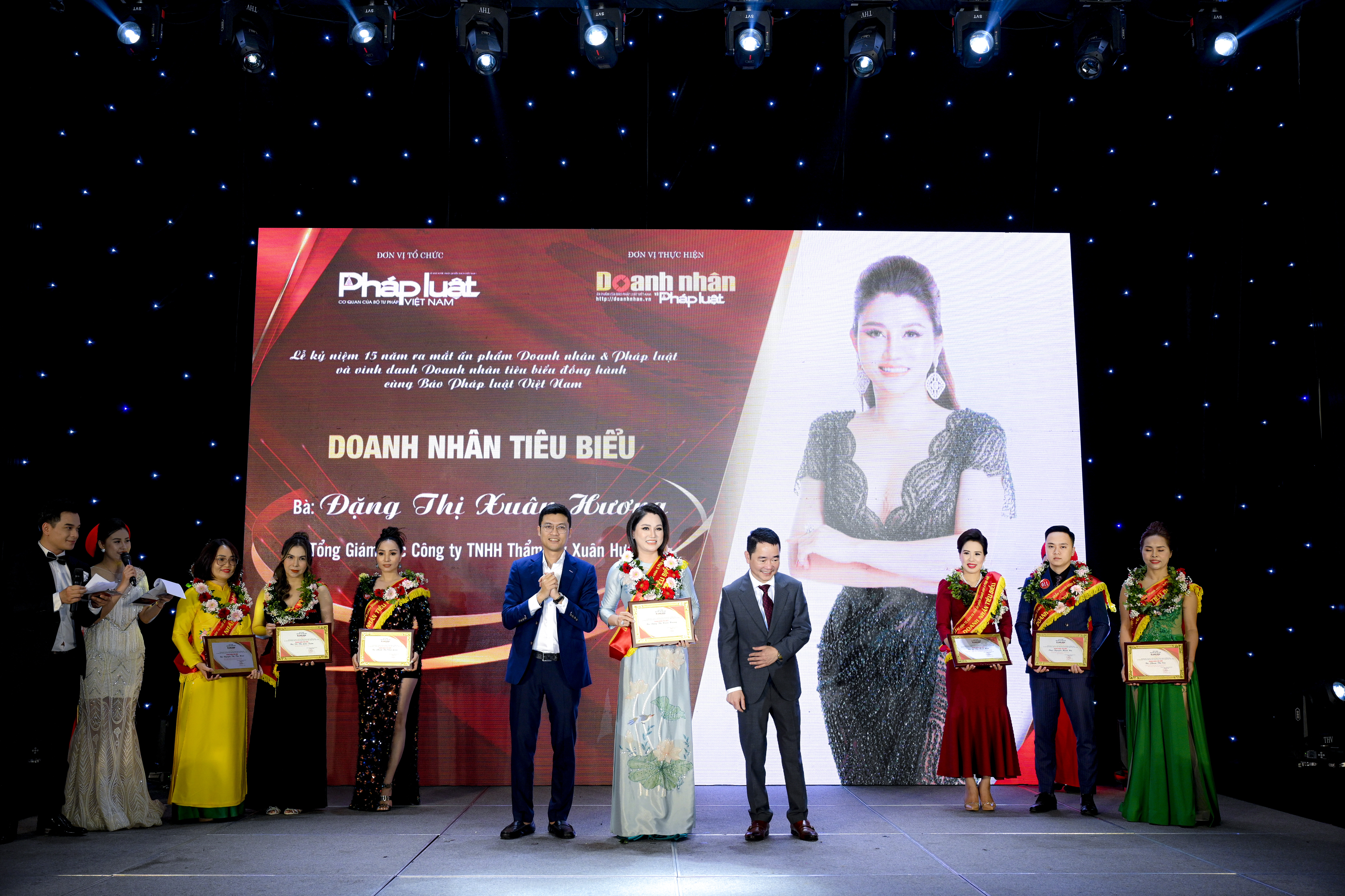 Tổng Gi&aacute;m đốc C&ocirc;ng ty TNHH Thẩm mỹ Xu&acirc;n Hương, b&agrave; Đặng Thị Xu&acirc;n Hương nhận giấy chứng nhận từ đại diện b&aacute;o PLVN