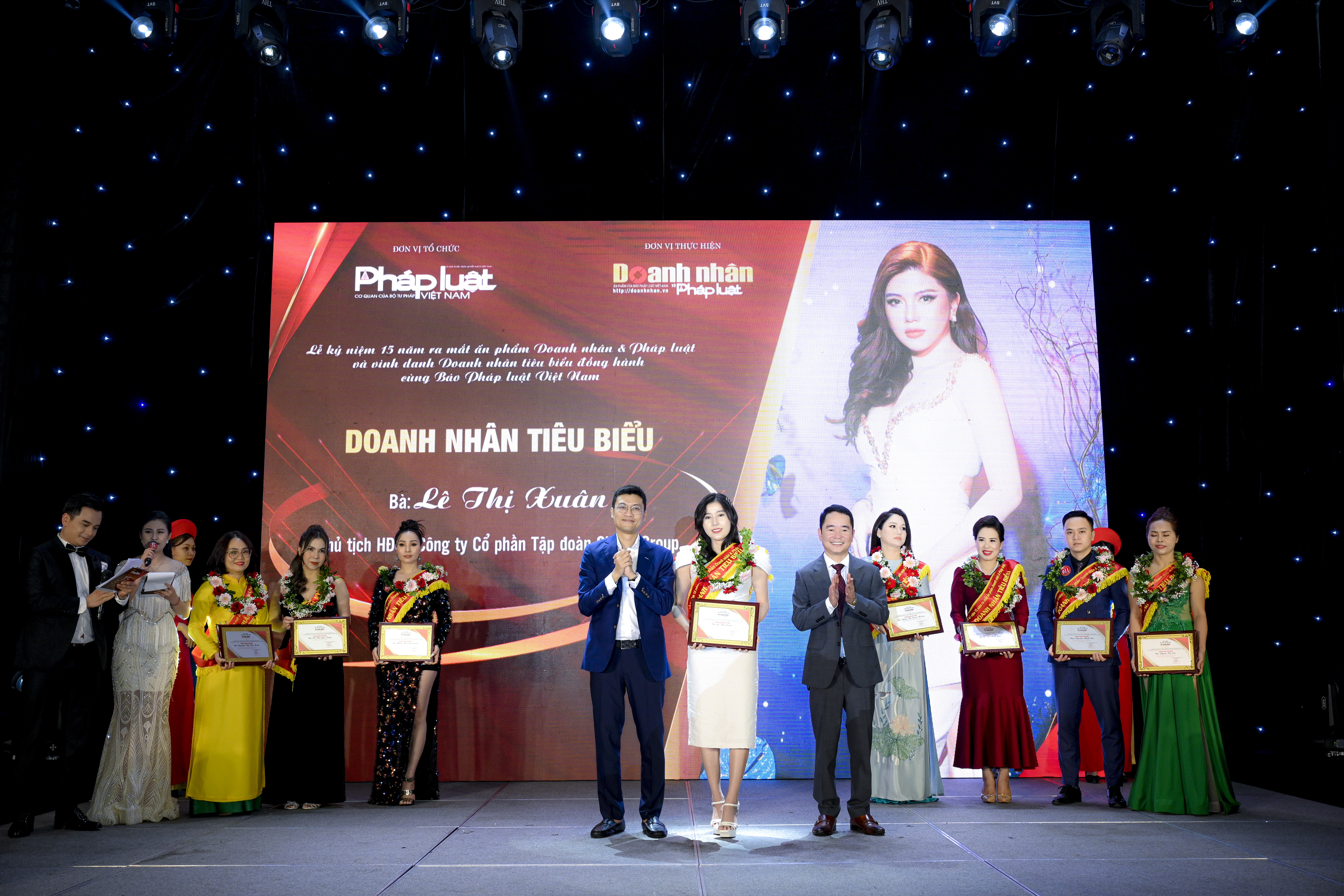 Chủ tịch HĐQT C&ocirc;ng ty CP Tập đo&agrave;n Shynh Group, b&agrave; L&ecirc; Thị Xu&acirc;n nhận giấy chứng nhận từ đại diện b&aacute;o PLVN