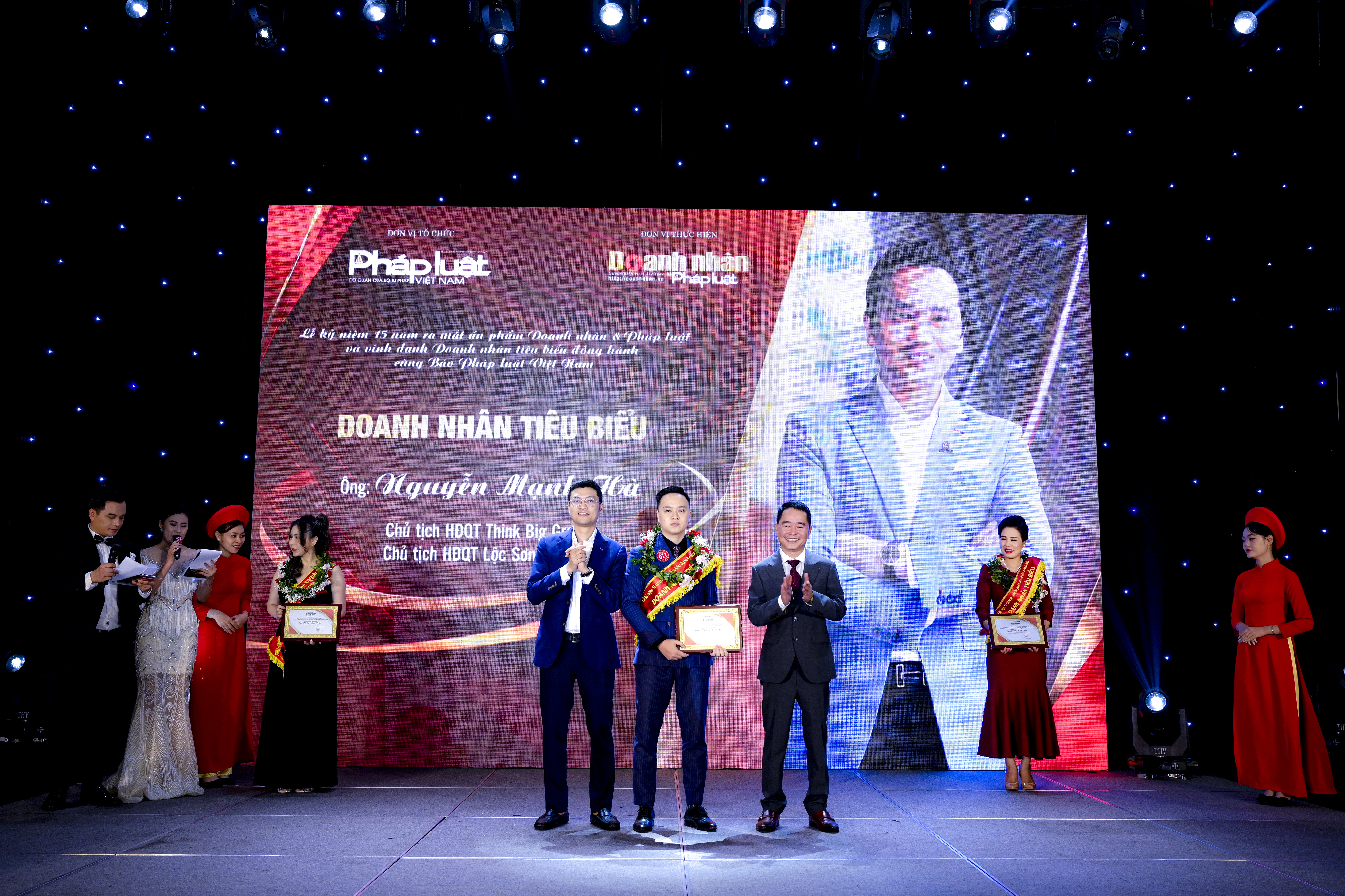 Chủ tịch HĐQT Think Big Group &ndash; Chủ tịch HĐQT Lộc Sơn H&agrave; Land, &ocirc;ng Nguyễn Mạnh H&agrave; nhận giấy chứng nhận từ đại diện b&aacute;o PLVN