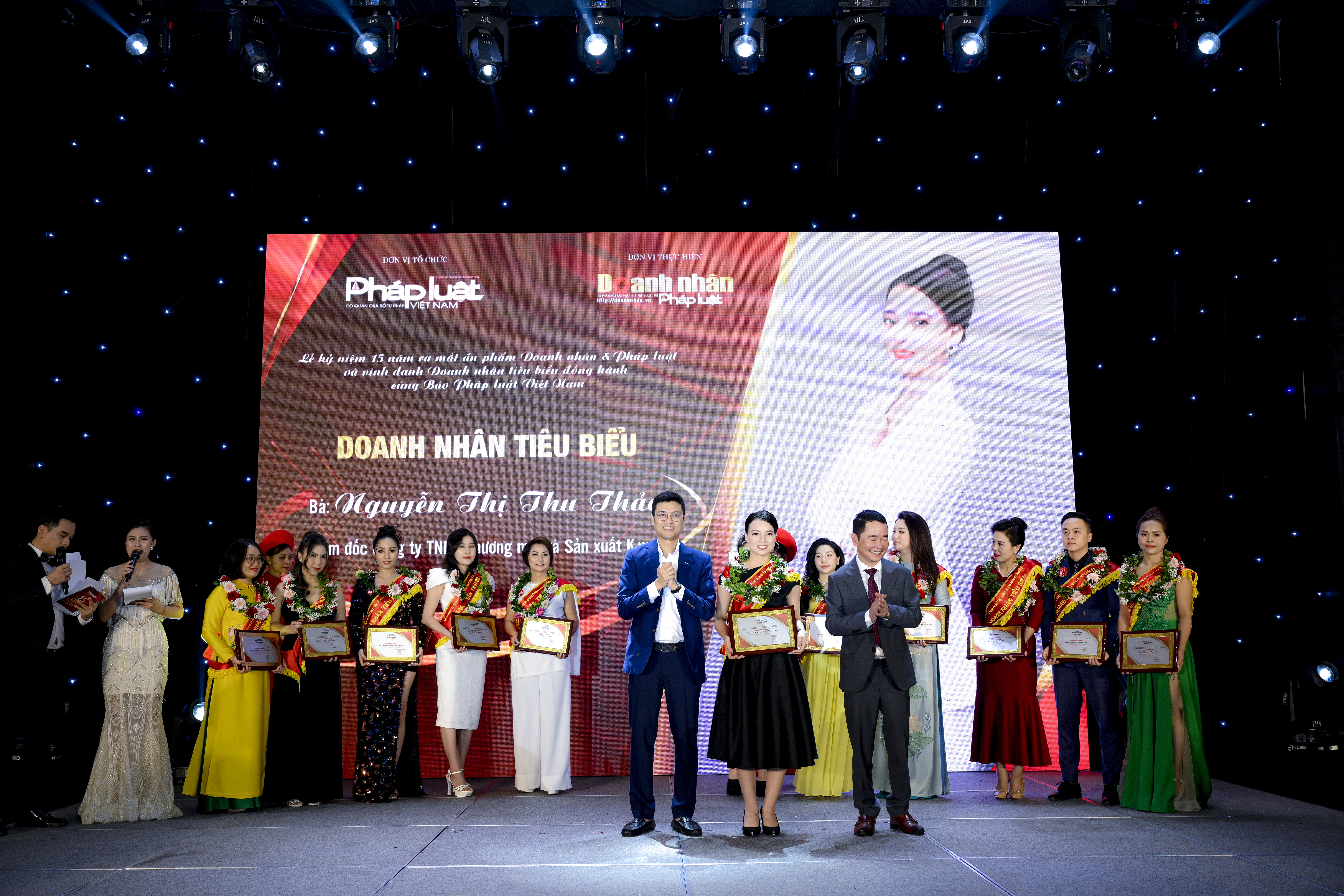 Gi&aacute;m đốc C&ocirc;ng ty TNHH Thương mại v&agrave; Sản xuất K-won, b&agrave; Nguyễn Thị Thu Thảo nhận giấy chứng nhận từ đại diện b&aacute;o PLVN