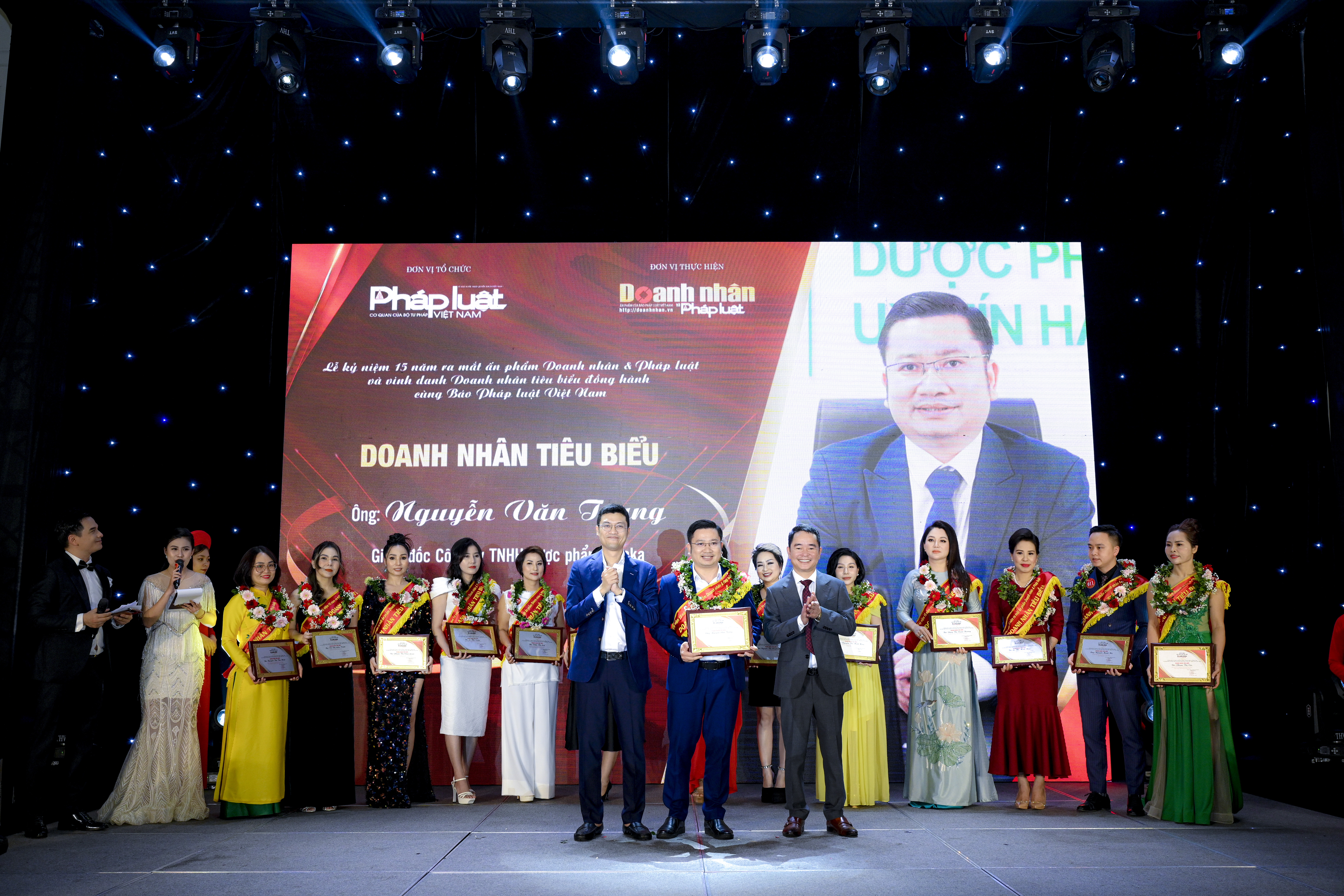 Gi&aacute;m đốc C&ocirc;ng ty TNHH Dược phẩm Altoka, &ocirc;ng Nguyễn Văn Trung nhận giấy chứng nhận từ đại diện b&aacute;o PLVN