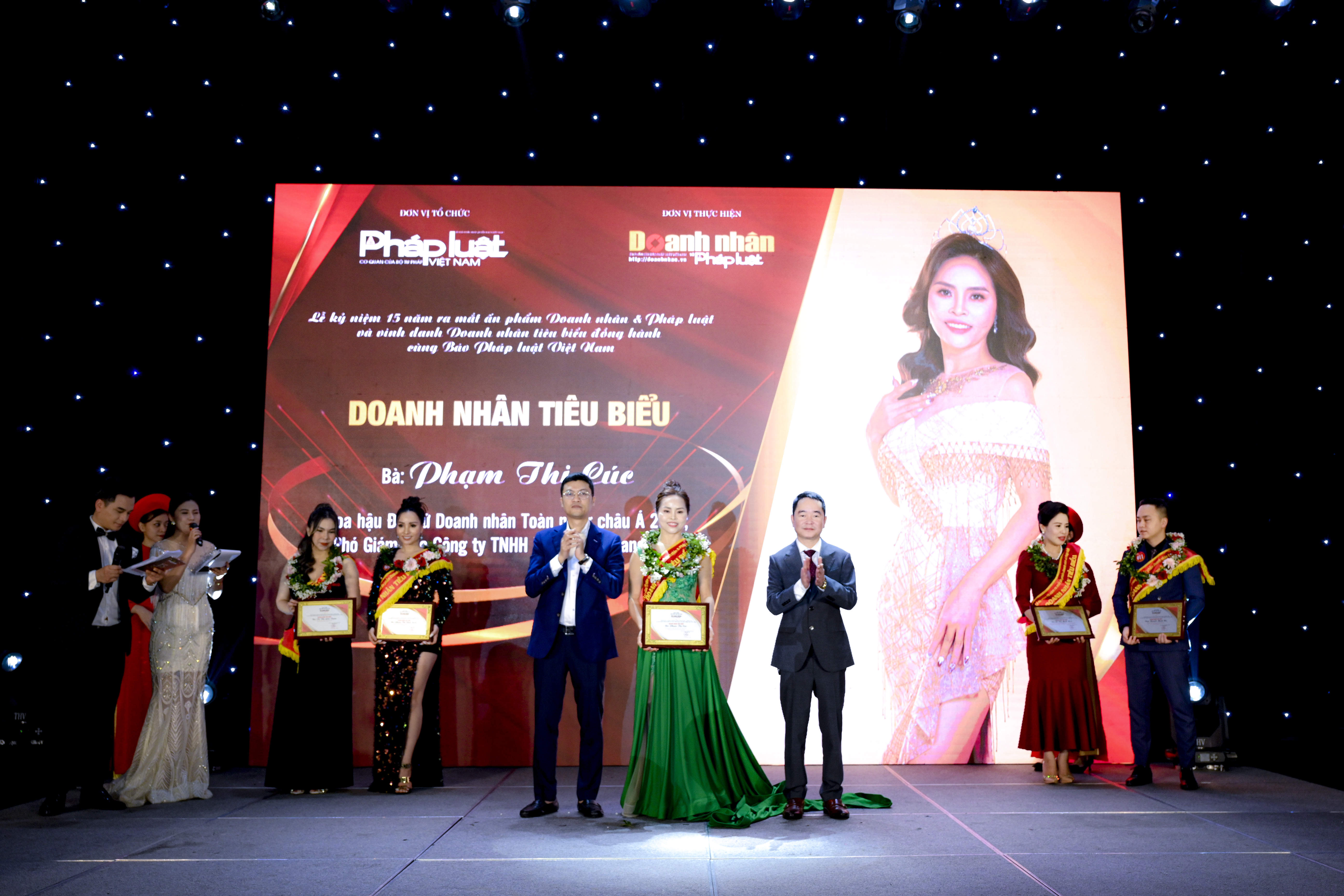 Hoa hậu Đại sứ Doanh nh&acirc;n To&agrave;n năng ch&acirc;u &Aacute; 2022; Ph&oacute; Tổng Gi&aacute;m đốc C&ocirc;ng ty TNHH V&agrave;ng bạc Quang Hiểu, b&agrave; Phạm Thị C&uacute;c nhận giấy chứng nhận từ đại diện b&aacute;o PLVN
