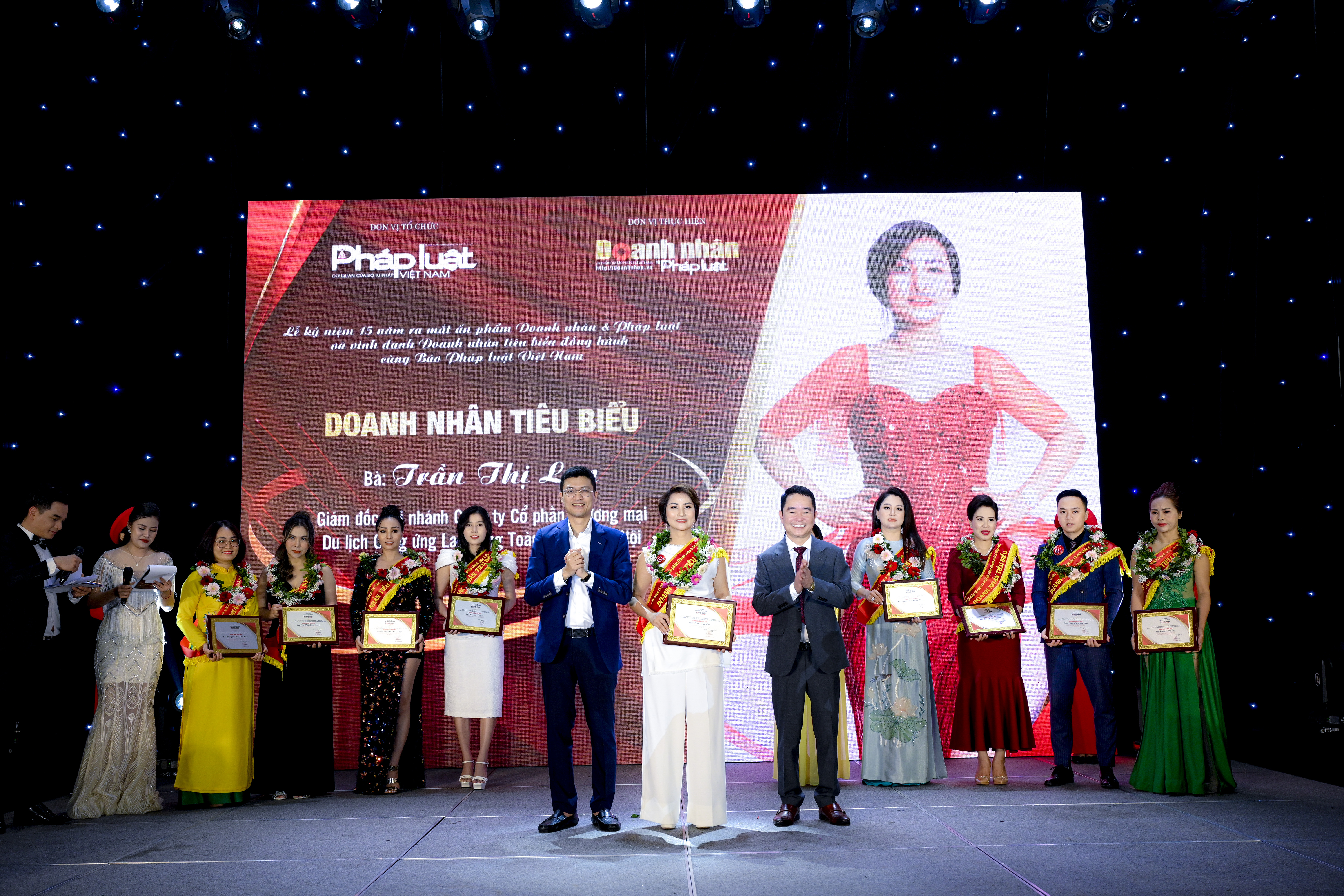 Gi&aacute;m đốc Chi nh&aacute;nh C&ocirc;ng ty CP Thương mại Du lịch Cung ứng lao động To&agrave;n Cầu tại H&agrave; Nội, b&agrave; Trần Thị Lan nhận giấy chứng nhận từ đại diện b&aacute;o PLVN