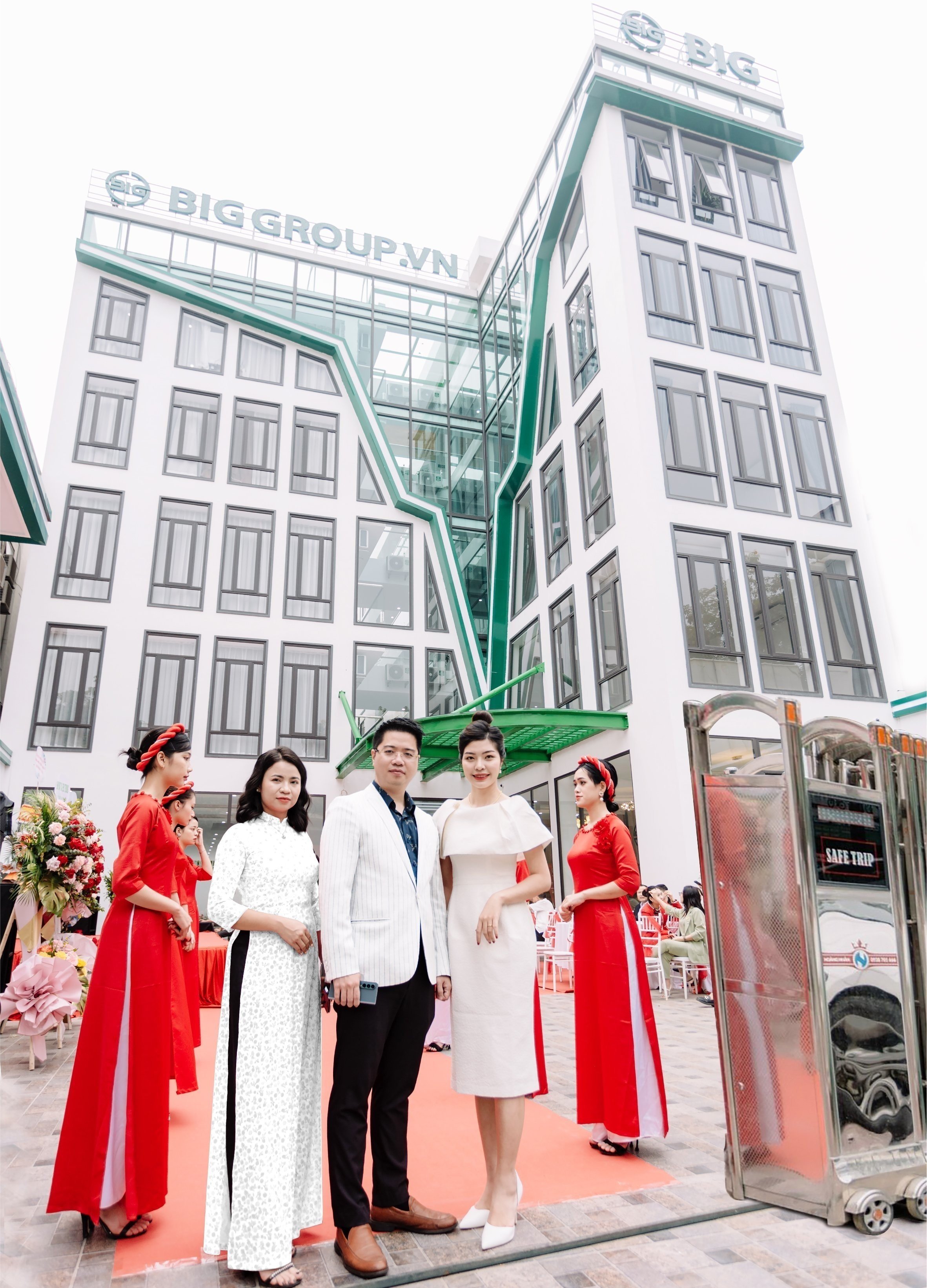&Ocirc;ng V&otilde; Phi Nhật Huy - Chủ tịch HĐQT c&ugrave;ng Ban Gi&aacute;m Đốc c&ocirc;ng ty trước to&agrave; nh&agrave; Big Group ở TP. L&agrave;o Cai