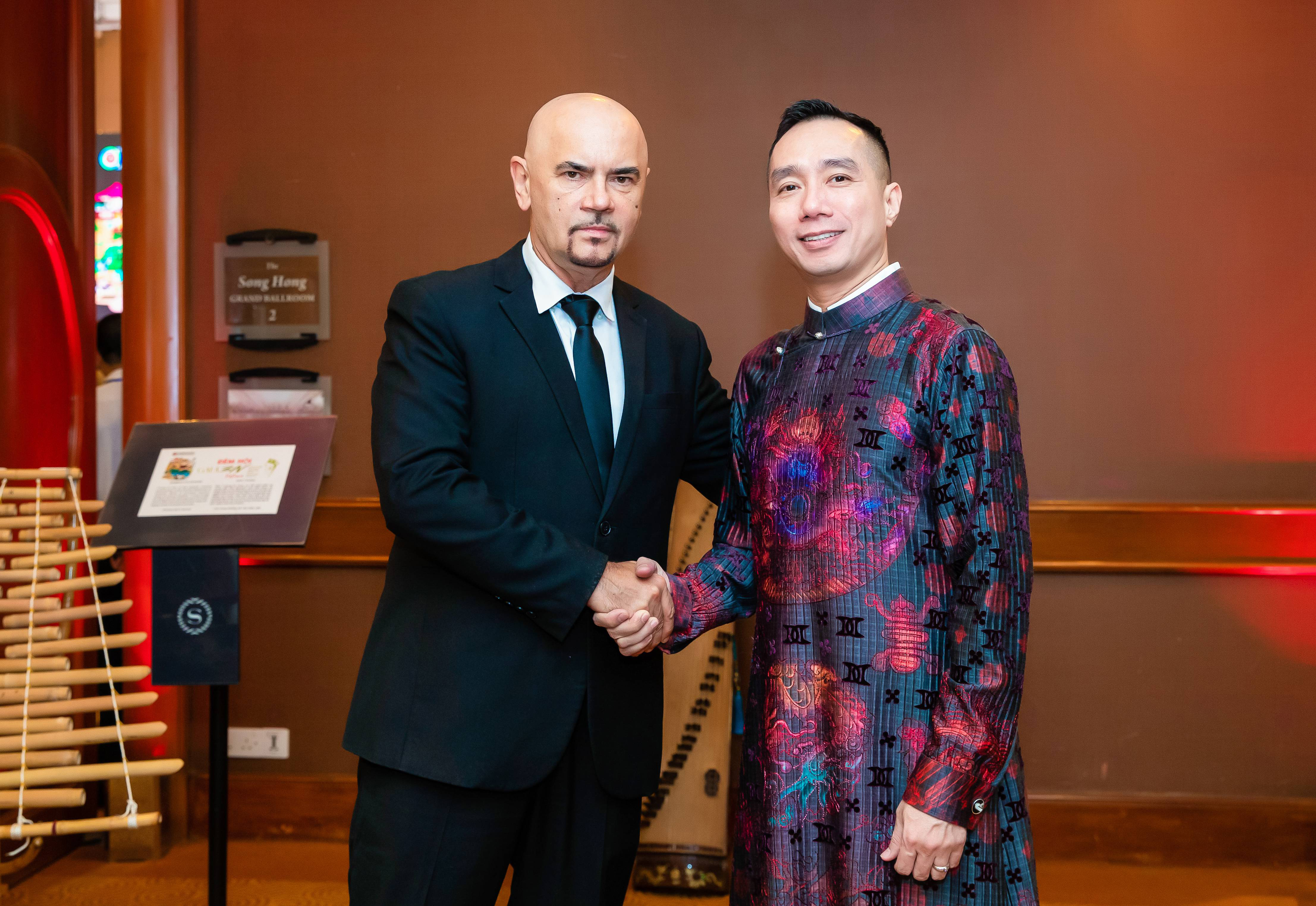 Nhiều đại diện quốc tế b&agrave;y tỏ sự ngưỡng mộ v&agrave; y&ecirc;u mến văn h&oacute;a v&agrave; &aacute;o d&agrave;i Việt Nam.