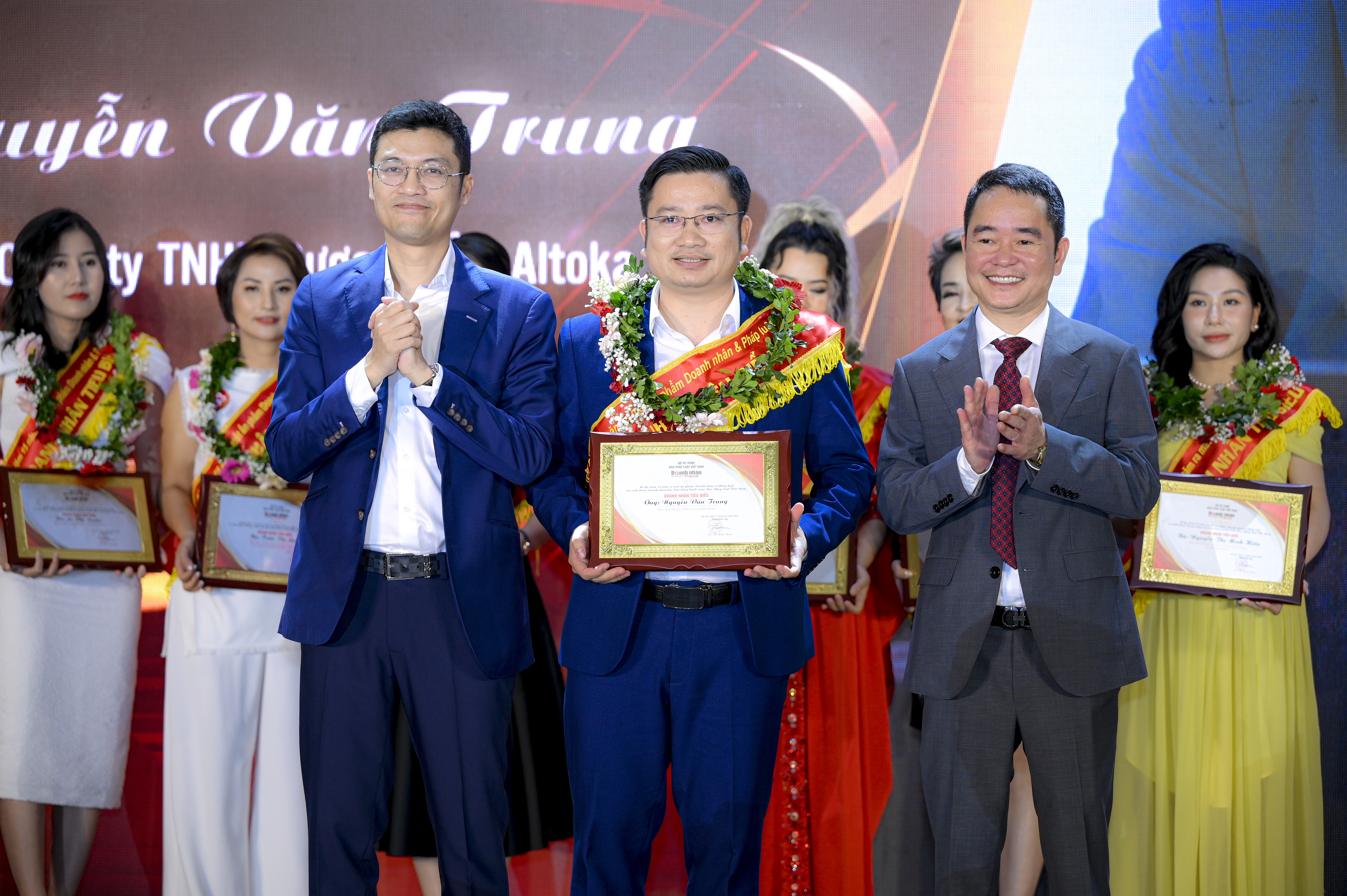 Gi&aacute;m đốc C&ocirc;ng ty TNHH dược phẩm Altoka (Altoka pharma) Nguyễn Văn Trung nhận Giấy chứng nhận từ đại diện B&aacute;o Ph&aacute;p luật Việt Nam
