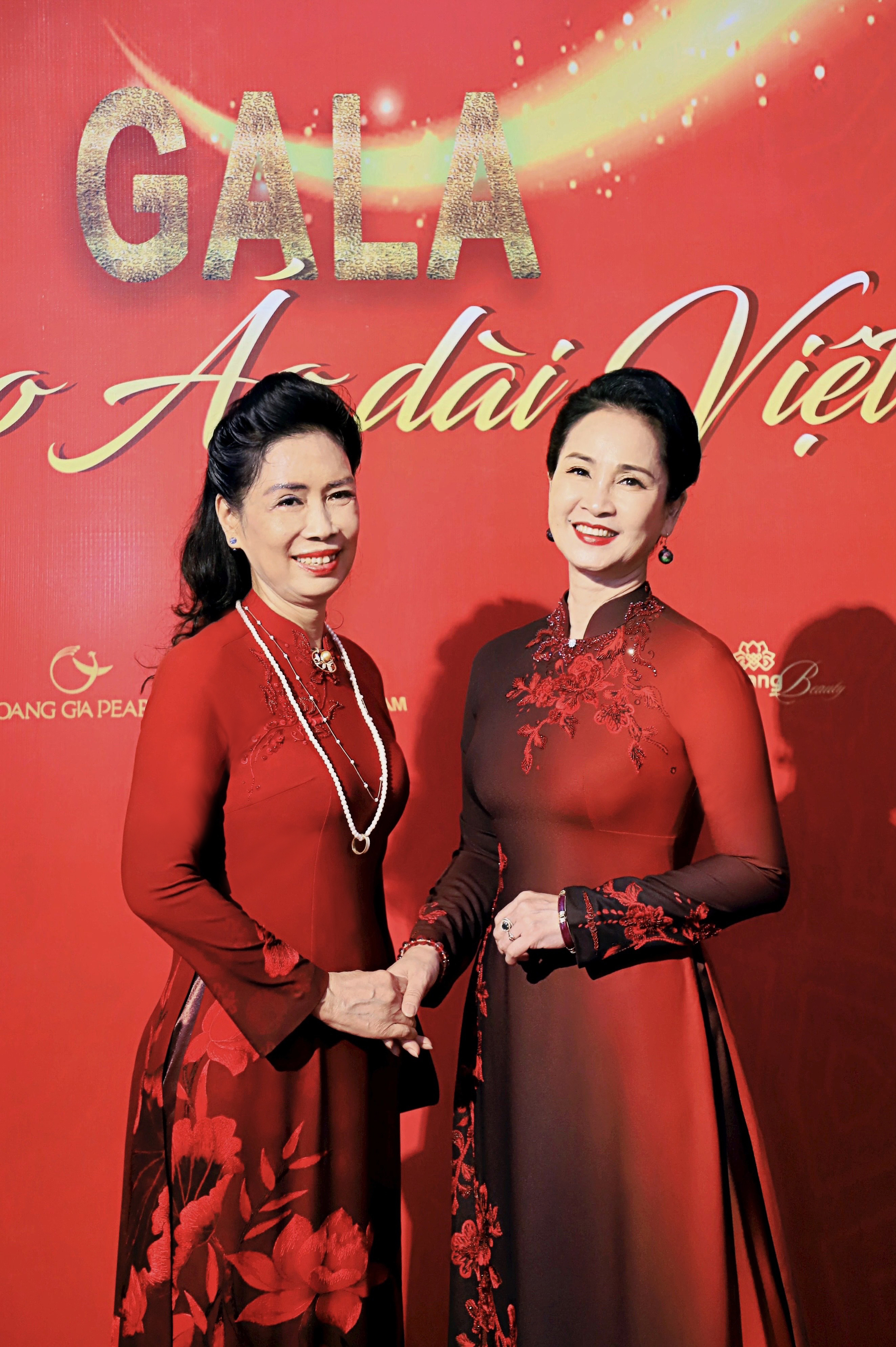 B&agrave; Đặng Thị B&iacute;ch Li&ecirc;n - Nguy&ecirc;n Thứ trưởng Bộ Văn h&oacute;a, Thể thao v&agrave; Du lịch&nbsp; v&agrave; NSND Lan Hương rạng rỡ khoe sắc tại sự kiện quy tụ đ&ocirc;ng đảo người y&ecirc;u &aacute;o d&agrave;i Việt - Gala Tự h&agrave;o &aacute;o d&agrave;i Việt