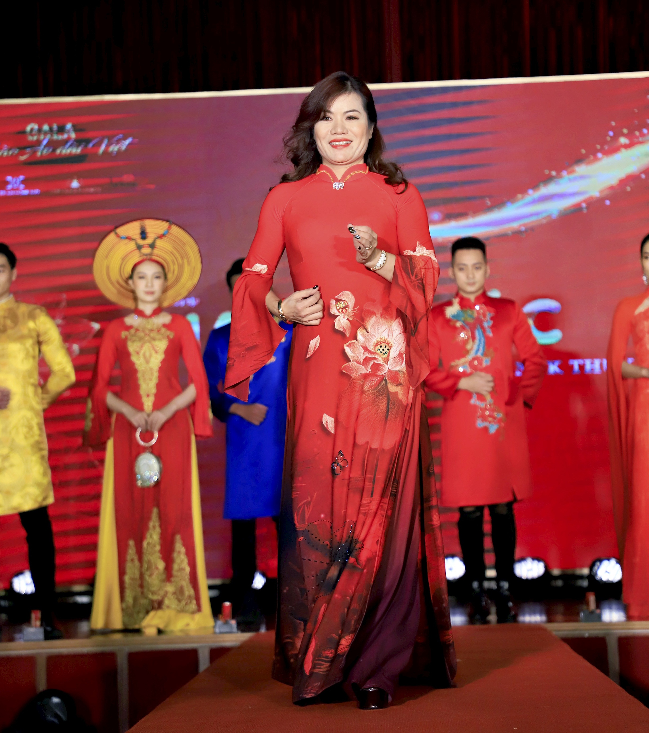 NTK Thu&yacute; Hằng với BST M&ugrave;a hạnh ph&uacute;c

Chương tr&igrave;nh được d&agrave;n dựng bởi Tổng đạo diễn trẻ Đỗ Bảo Ngọc
