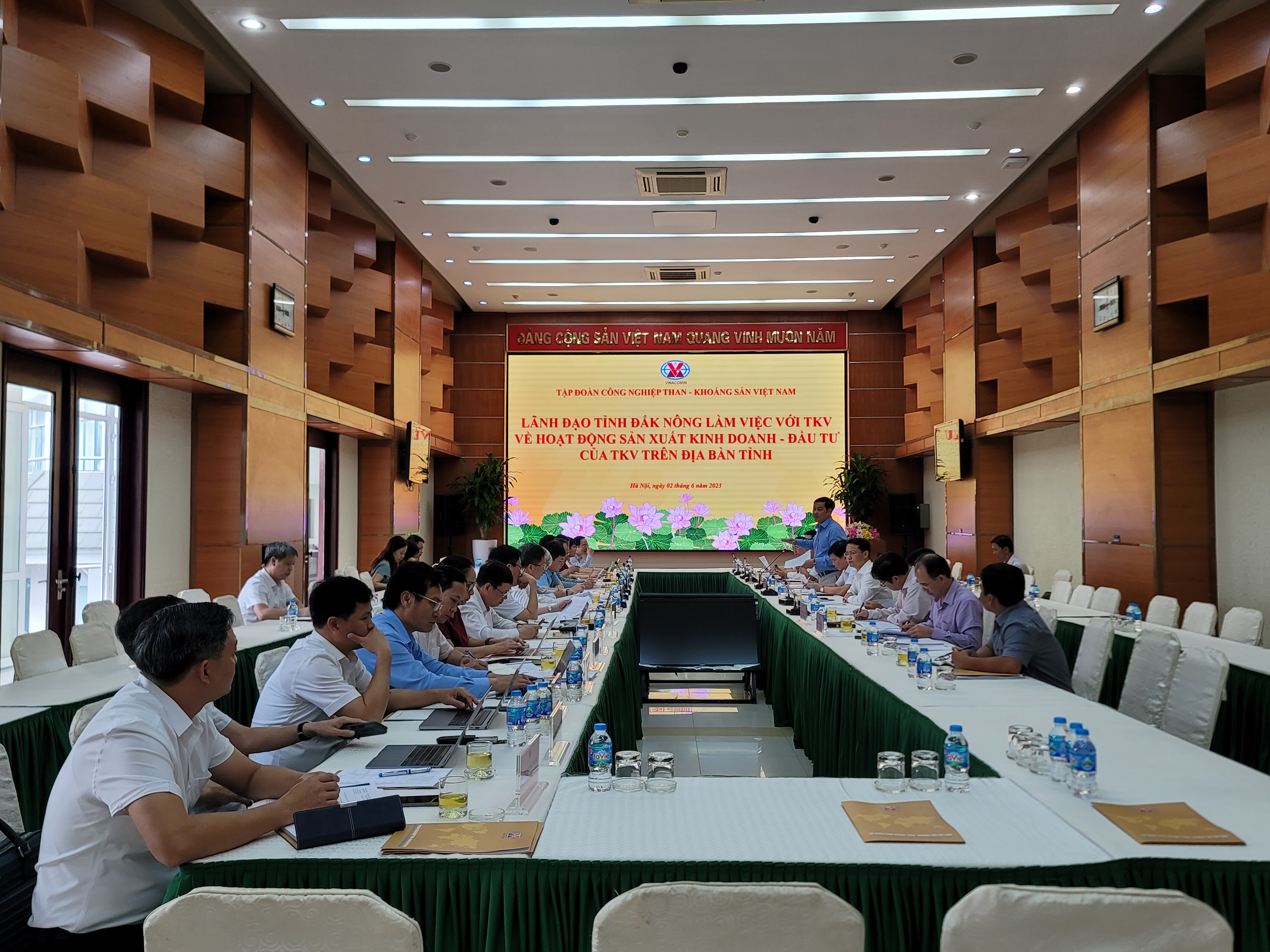 Quang cảnh buổi l&agrave;m việc