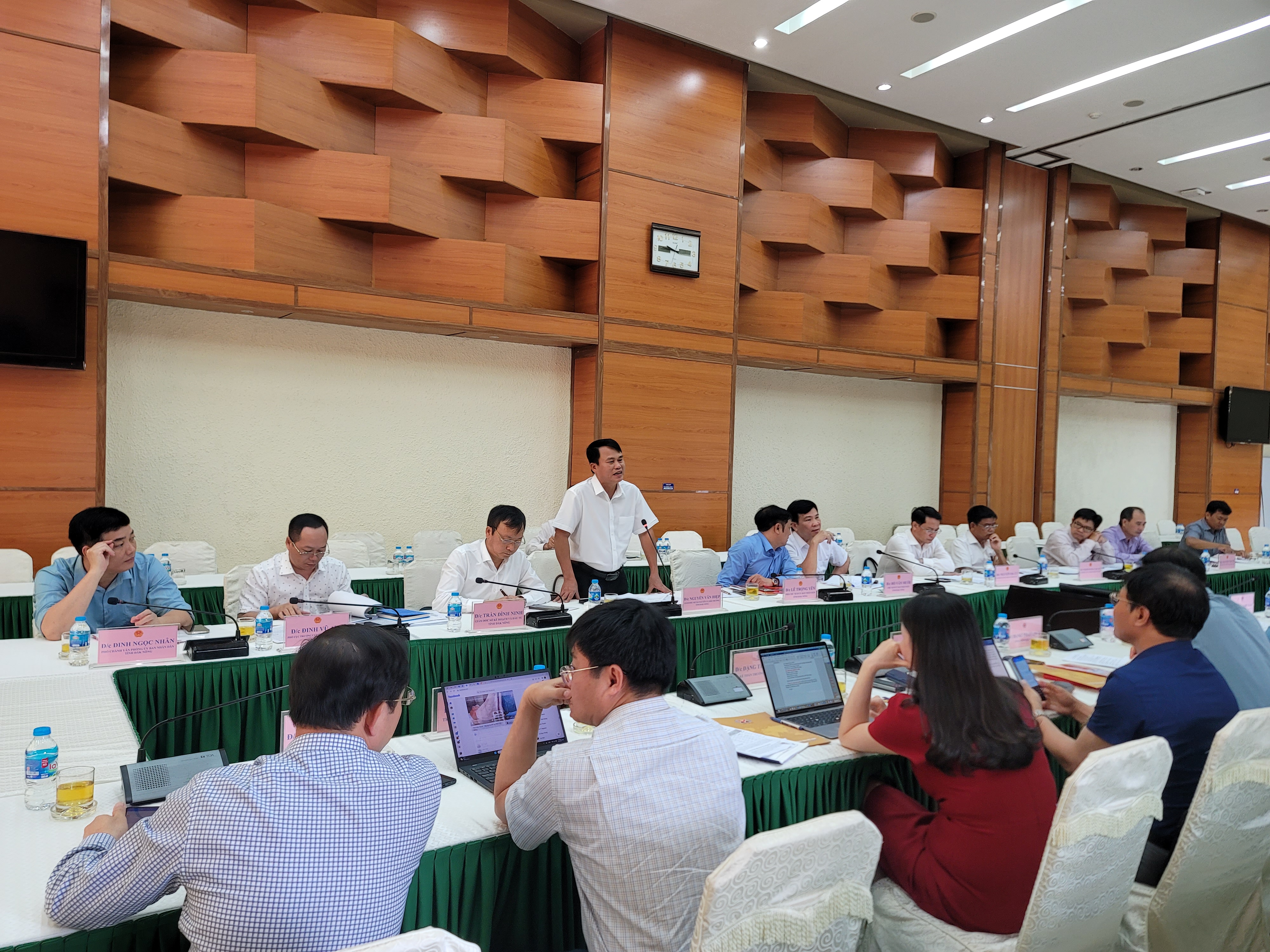 L&atilde;nh đạo tỉnh Đăk N&ocirc;ng v&agrave; l&atilde;nh đạo TKV c&ugrave;ng thảo luận, b&agrave;n bạc trong buổi l&agrave;m việc