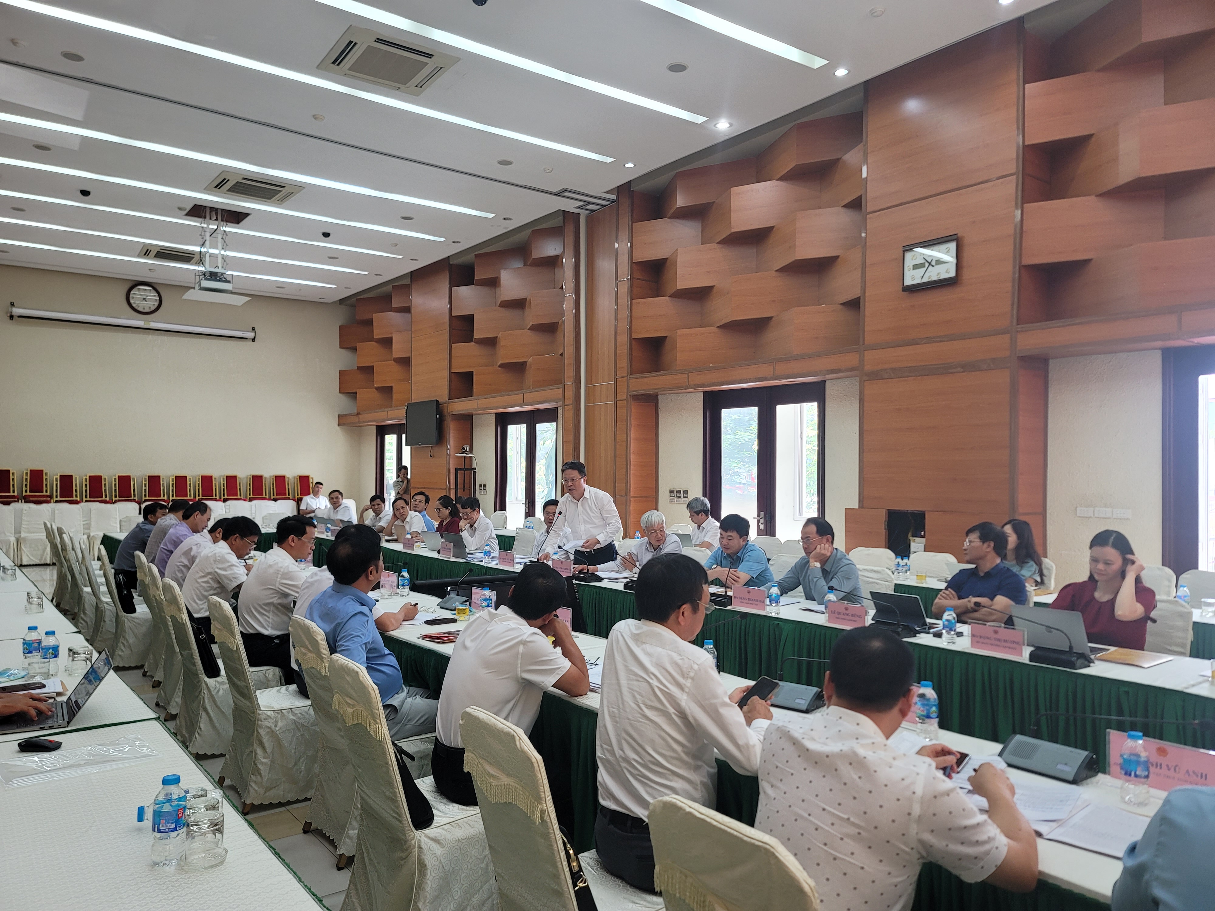 L&atilde;nh đạo tỉnh Đăk N&ocirc;ng v&agrave; l&atilde;nh đạo TKV c&ugrave;ng thảo luận, b&agrave;n bạc trong buổi l&agrave;m việc