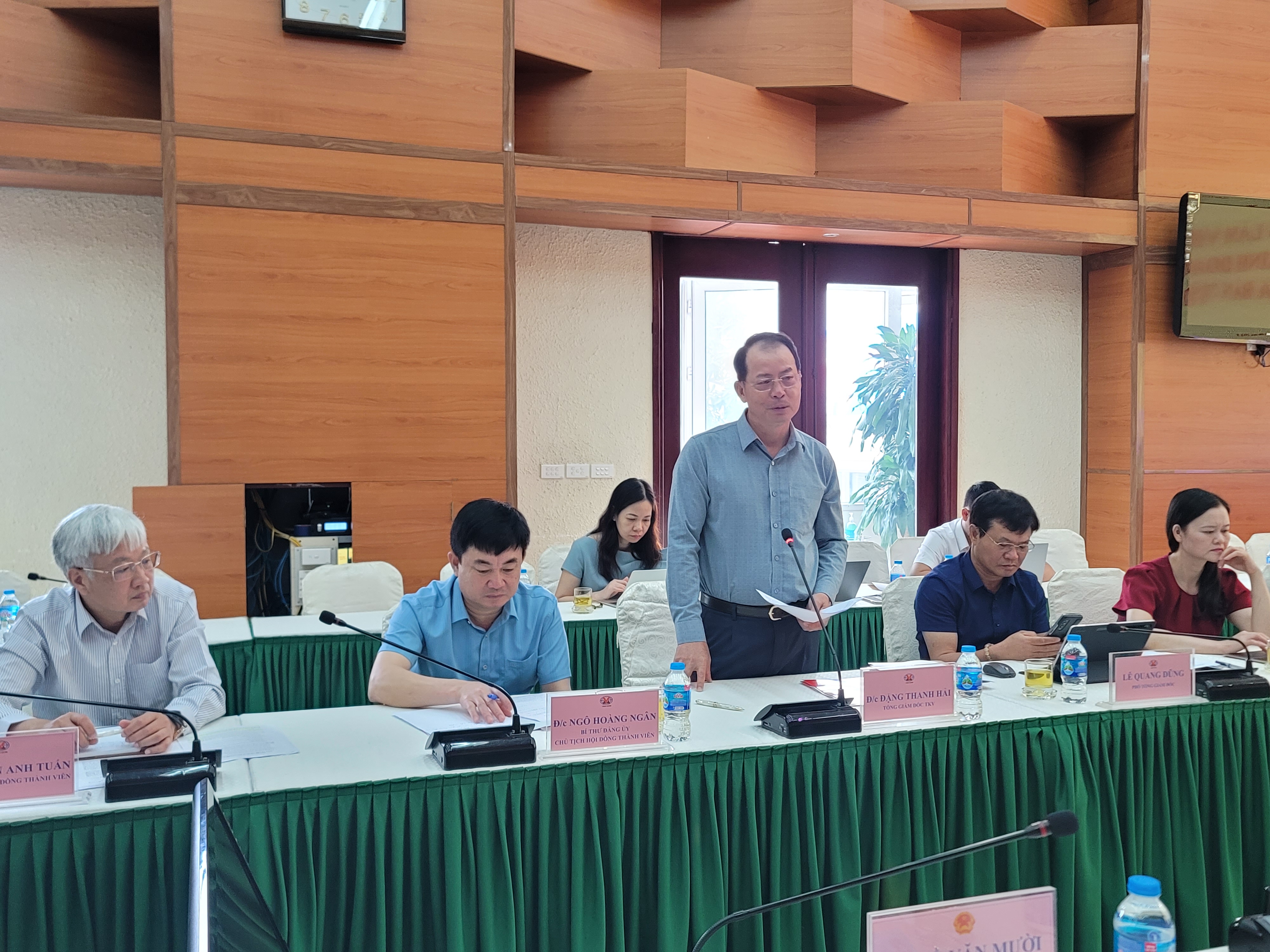Tổng gi&aacute;m đốc Tập đo&agrave;n Đặng Thanh Hải ph&aacute;t biểu khẳng định những th&agrave;nh tựu TKV c&oacute; được tại Đắk N&ocirc;ng c&oacute; sự đ&oacute;ng g&oacute;p, ủng hộ tạo điều kiện rất lớn của Đảng bộ, Ch&iacute;nh quyền, nh&acirc;n d&acirc;n tỉnh

B&iacute; thư Đảng ủy, Chủ tịch HĐTV Tập đo&agrave;n Ng&ocirc; Ho&agrave;ng Ng&acirc;n ph&aacute;t biểu kết luận tại buổi l&agrave;m việc


Chủ tịch UBND tỉnh Đắk N&ocirc;ng Hồ Văn Mười ph&aacute;t biểu tại buổi l&agrave;m việc