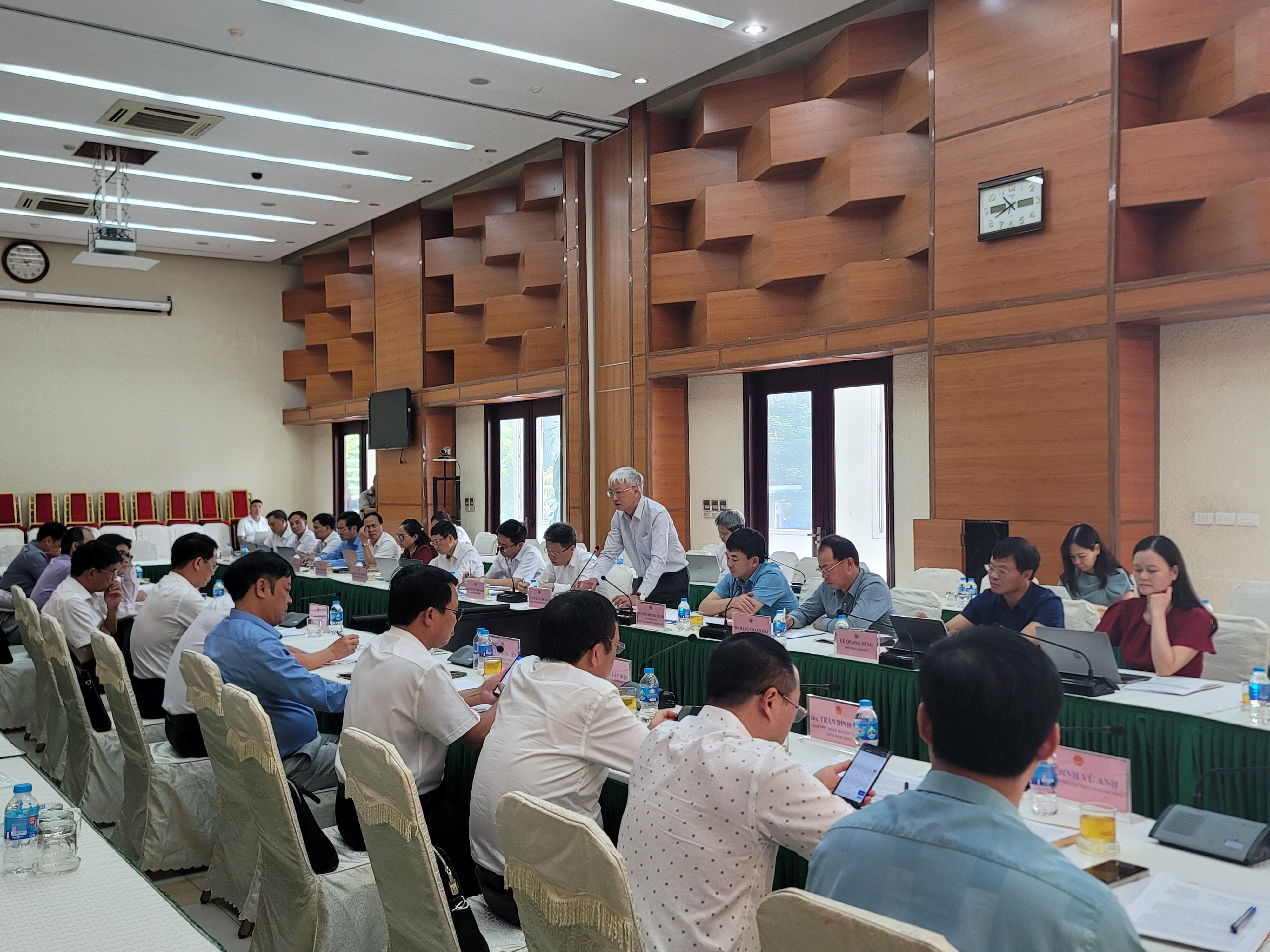 L&atilde;nh đạo tỉnh Đăk N&ocirc;ng v&agrave; l&atilde;nh đạo TKV c&ugrave;ng thảo luận, b&agrave;n bạc trong buổi l&agrave;m việc
