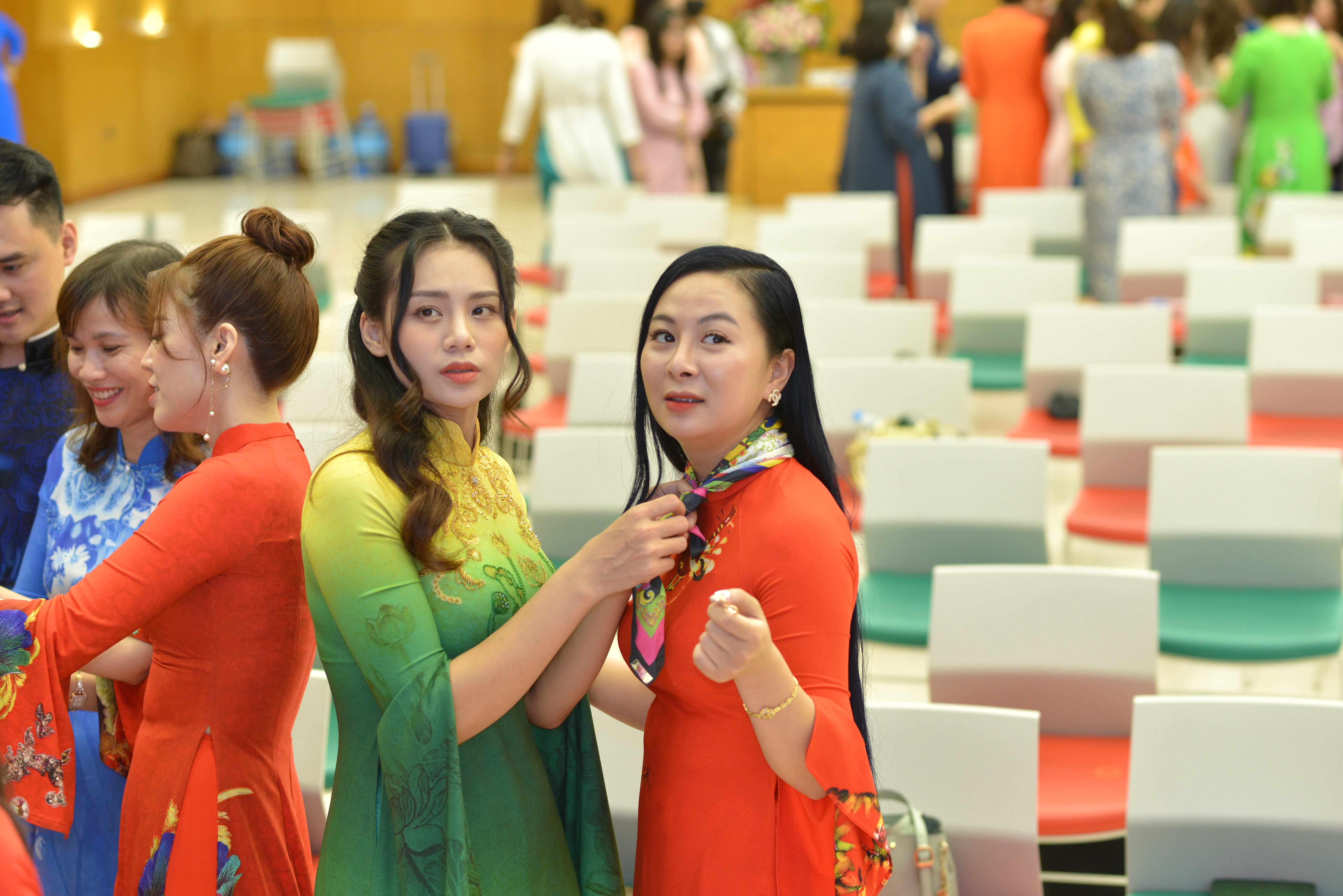 NTK Thảo Giang v&agrave; NTK Kim Oanh thực h&agrave;nh mix khăn với &aacute;o d&agrave;i