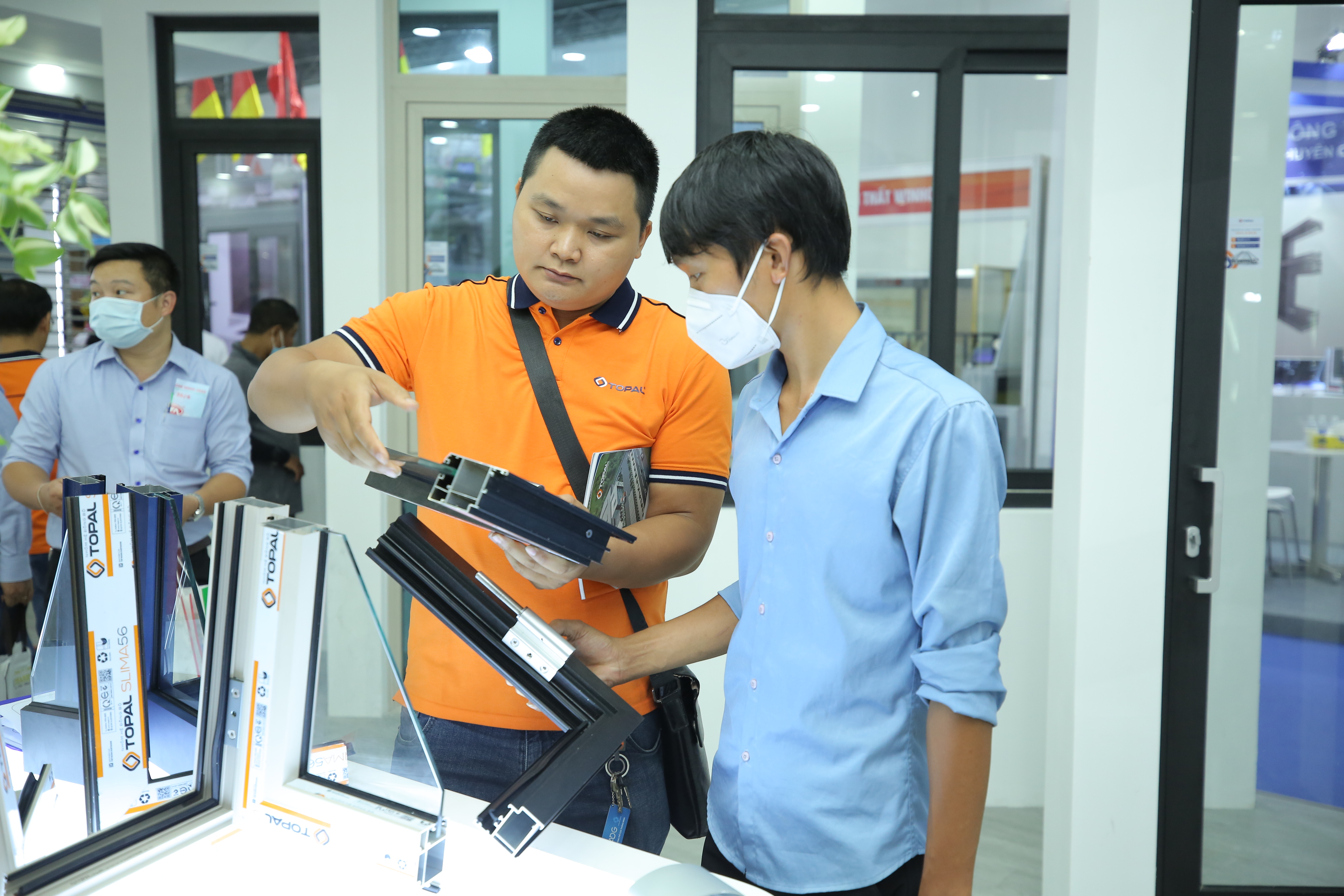 C&aacute;c kh&aacute;ch h&agrave;ng th&iacute;ch th&uacute; t&igrave;m hiểu sản phẩm mới của nh&ocirc;m Topal