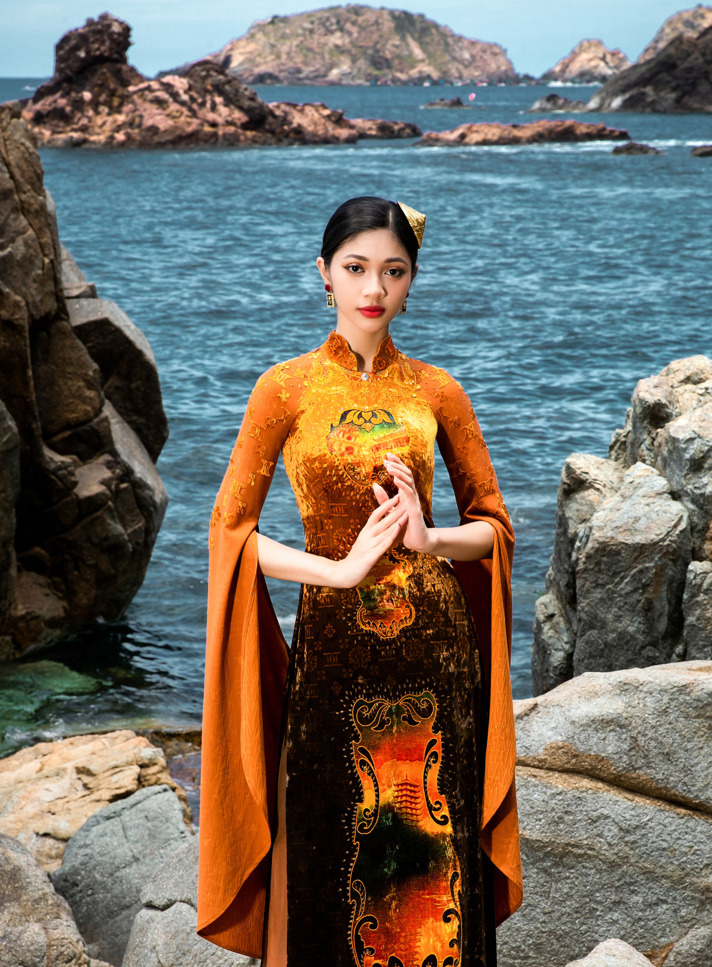 Đ&acirc;y l&agrave; BST &Aacute;o d&agrave;i được thực hiện d&agrave;nh ri&ecirc;ng cho Miss World Vietnam của NTK Đỗ Trịnh Ho&agrave;i Nam với mục đ&iacute;ch quảng b&aacute;, lan tỏa n&eacute;t đẹp di sản v&agrave; văn h&oacute;a của Việt Nam n&oacute;i chung cũng như của B&igrave;nh Định - địa điểm tổ chức Miss World Vietnam 2023 n&oacute;i ri&ecirc;ng đến với đ&ocirc;ng đảo bạn b&egrave; trong nước v&agrave; quốc tế.