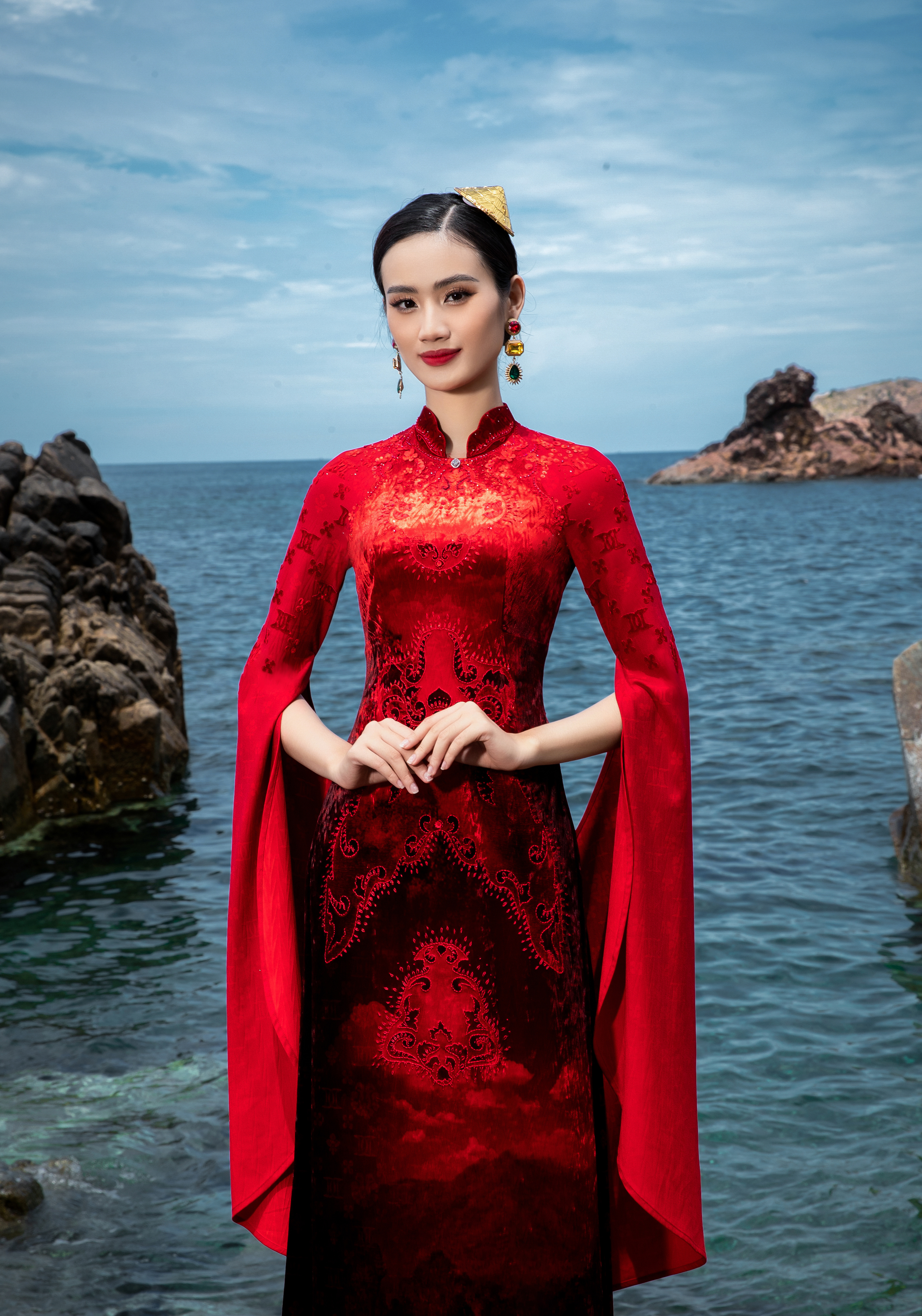 Với kỹ thuật pha, gh&eacute;p chất liệu thủ c&ocirc;ng tinh xảo, kỹ thuật th&ecirc;u tay, đ&iacute;nh kết cầu k&igrave; được thực hiện bởi h&agrave;ng trăm nghệ nh&acirc;n l&agrave;ng nghề truyền thống kết hợp với c&aacute;c t&ocirc;ng m&agrave;u qu&yacute; ph&aacute;i, sang trọng vừa gi&uacute;p c&aacute;c mẫu &aacute;o d&agrave;i Miền Di Sản gợi lại n&eacute;t cổ xưa, truyền thống trong văn h&oacute;a d&acirc;n tộc, nhưng cũng vừa thể hiện được sự thời thượng, hiện đại của thời trang thế giới