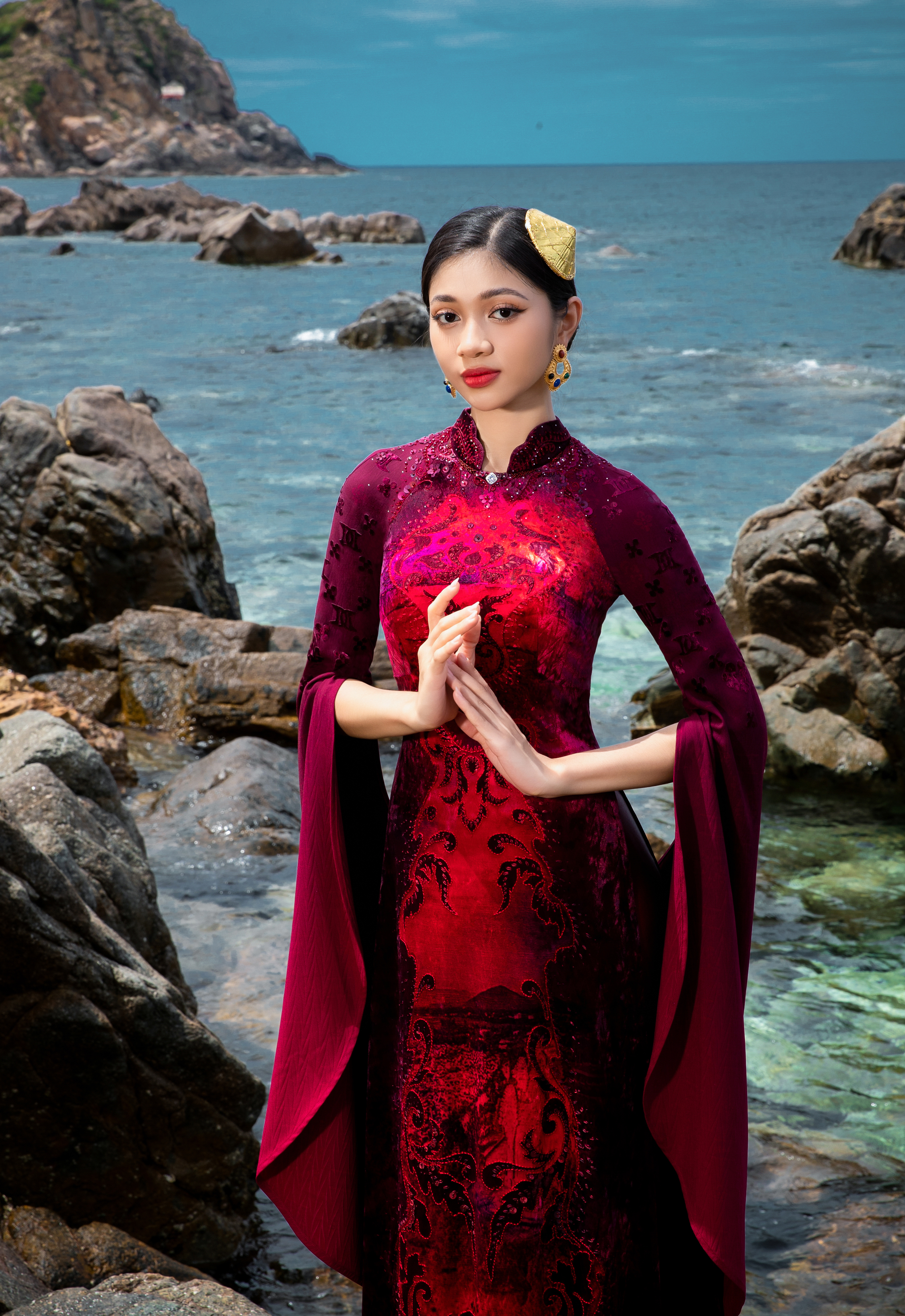 &Aacute; hậu 2 Huỳnh Minh Ki&ecirc;n trong BST &aacute;o d&agrave;i Miền Di Sản.