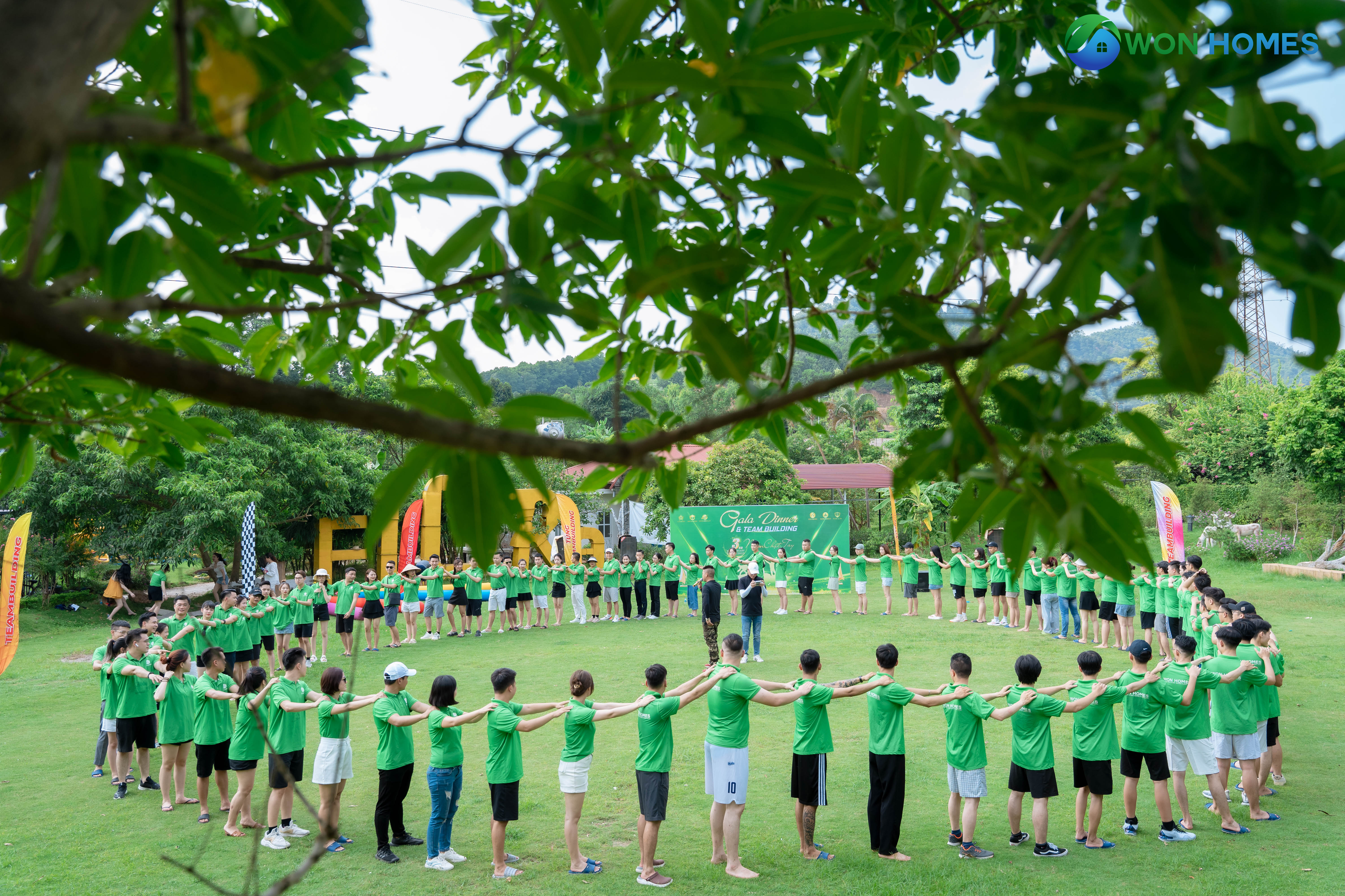 C&aacute;c th&agrave;nh vi&ecirc;n v&ocirc; c&ugrave;ng h&agrave;o hứng với c&aacute;c tr&ograve; chơi gắn kết t&igrave;nh cảm y&ecirc;u thương, đo&agrave;n kết giữa c&aacute;c th&agrave;nh vi&ecirc;n trong C&ocirc;ng ty.