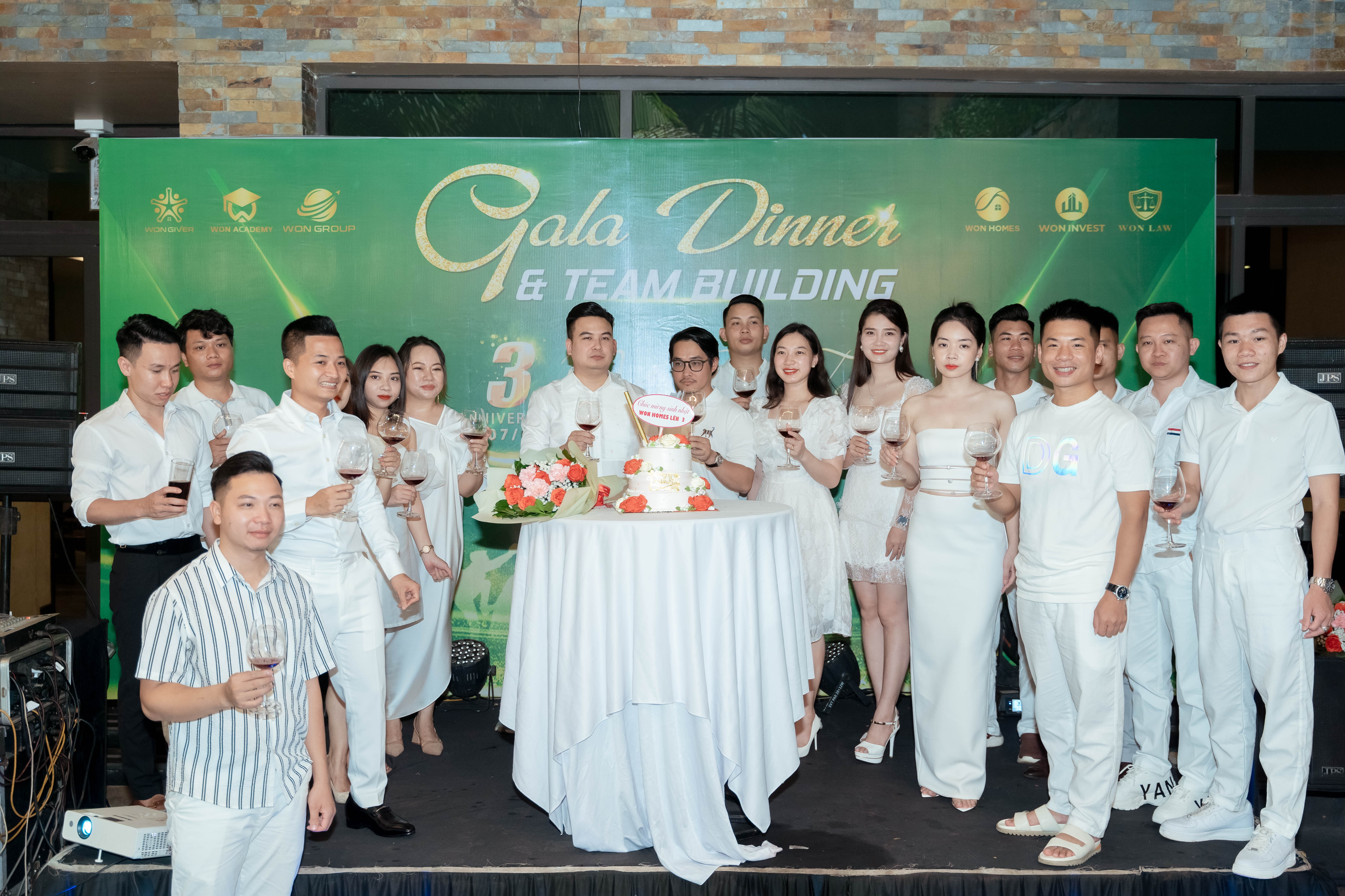 Ban L&atilde;nh đạo v&agrave; đại diện CBNV C&ocirc;ng ty Cổ phần Bất động sản Won Homes cắt b&aacute;nh sinh nhật kỉ niệm 03 năm th&agrave;nh lập c&ocirc;ng ty.
