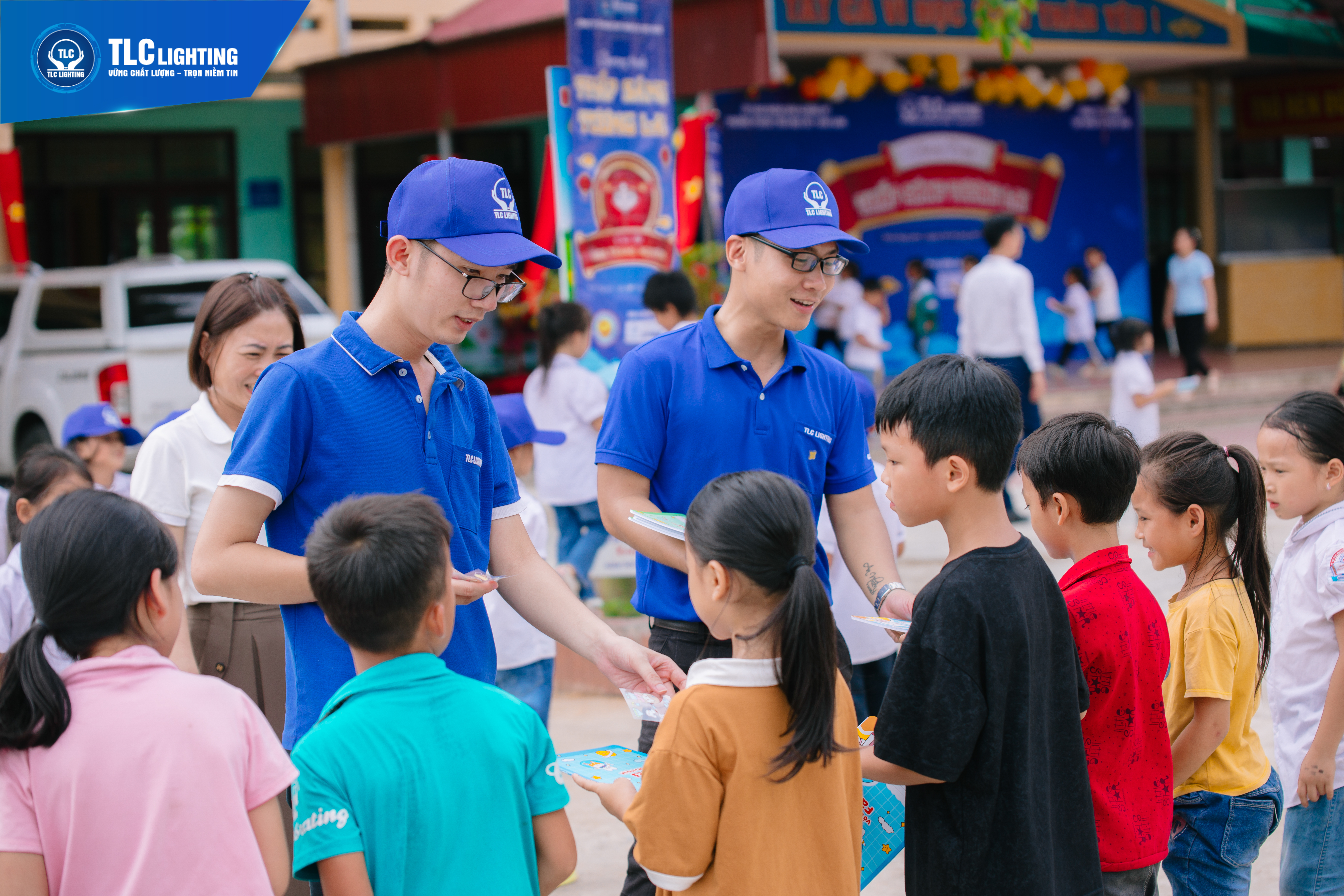C&aacute;c em học sinh Trường Tiểu học Văn Lăng 1 h&agrave;o hứng tham gia c&aacute;c tr&ograve; chơi d&acirc;n gian. Gần 500 phần qu&agrave; được trao tặng cho c&aacute;c em th&ocirc;ng qua hoạt động vui chơi thể thao.

&Ocirc;ng Trần Quốc To&agrave;n - P.TGĐ Tập đo&agrave;n TLC Việt Nam ph&aacute;t qu&agrave; tặng cho học sinh trong c&aacute;c hoạt động vui chơi ngo&agrave;i trời.