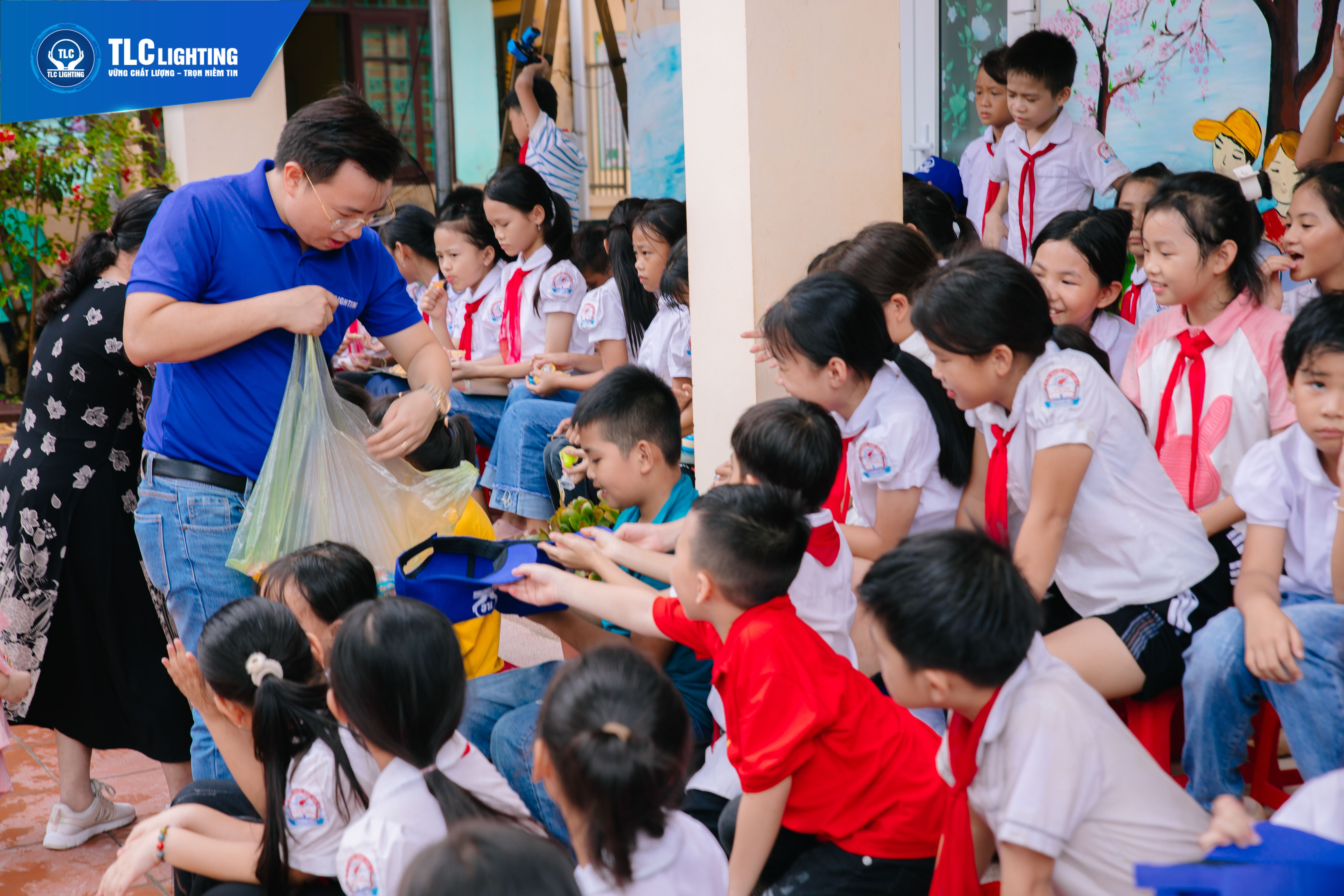 &Ocirc;ng Trần Quốc To&agrave;n - P.TGĐ Tập đo&agrave;n TLC Việt Nam ph&aacute;t qu&agrave; tặng cho học sinh trong c&aacute;c hoạt động vui chơi ngo&agrave;i trời.