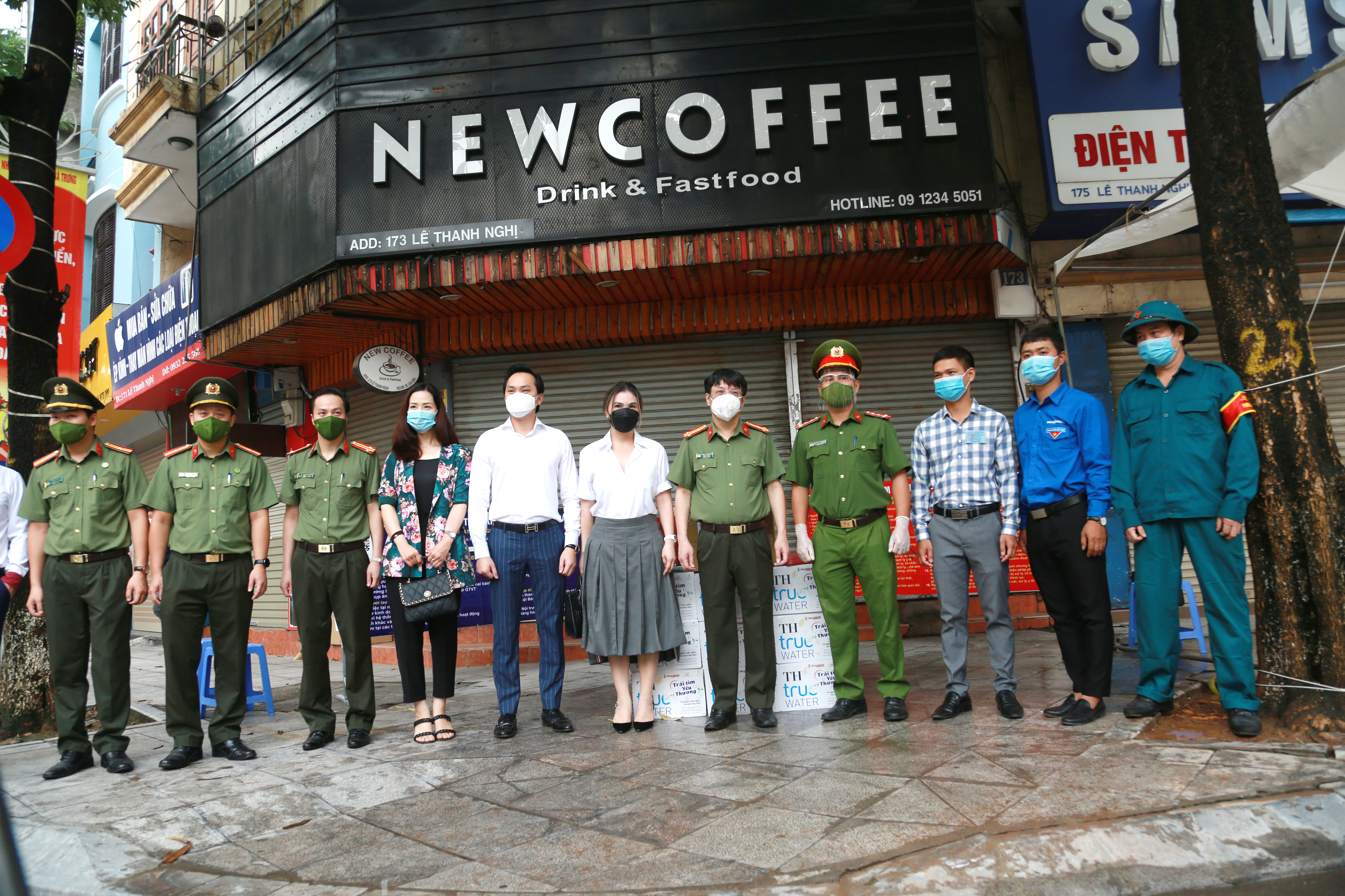 Đoàn thiện nguyện trao quà cho chốt kiểm soát phòng, chống dịch Covid-19 khu vực ngã ba Lê Thanh Nghị  - Giải Phóng, Hà Nội