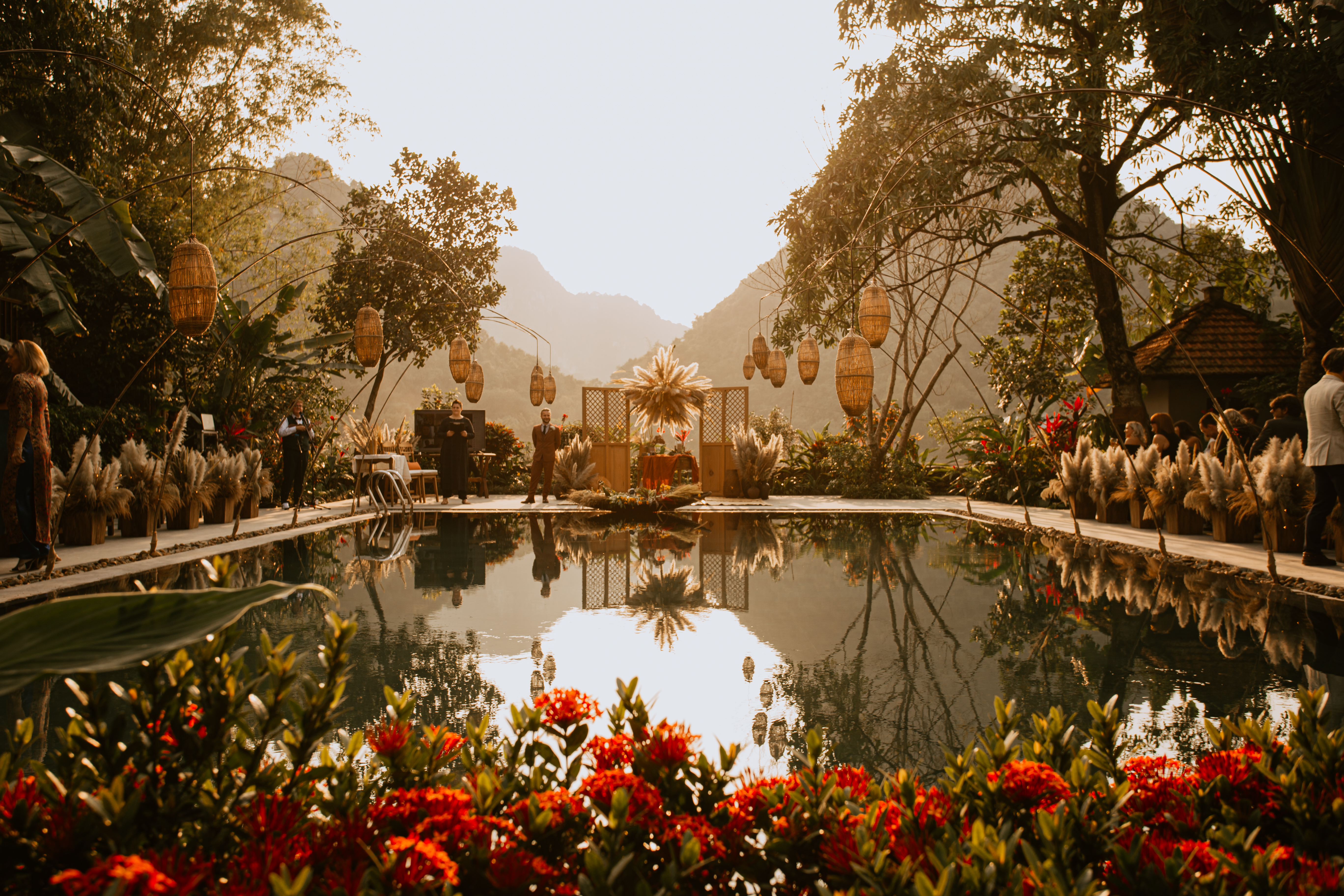 Buổi lễ được tổ chức dưới &aacute;nh chiều ho&agrave;ng h&ocirc;n