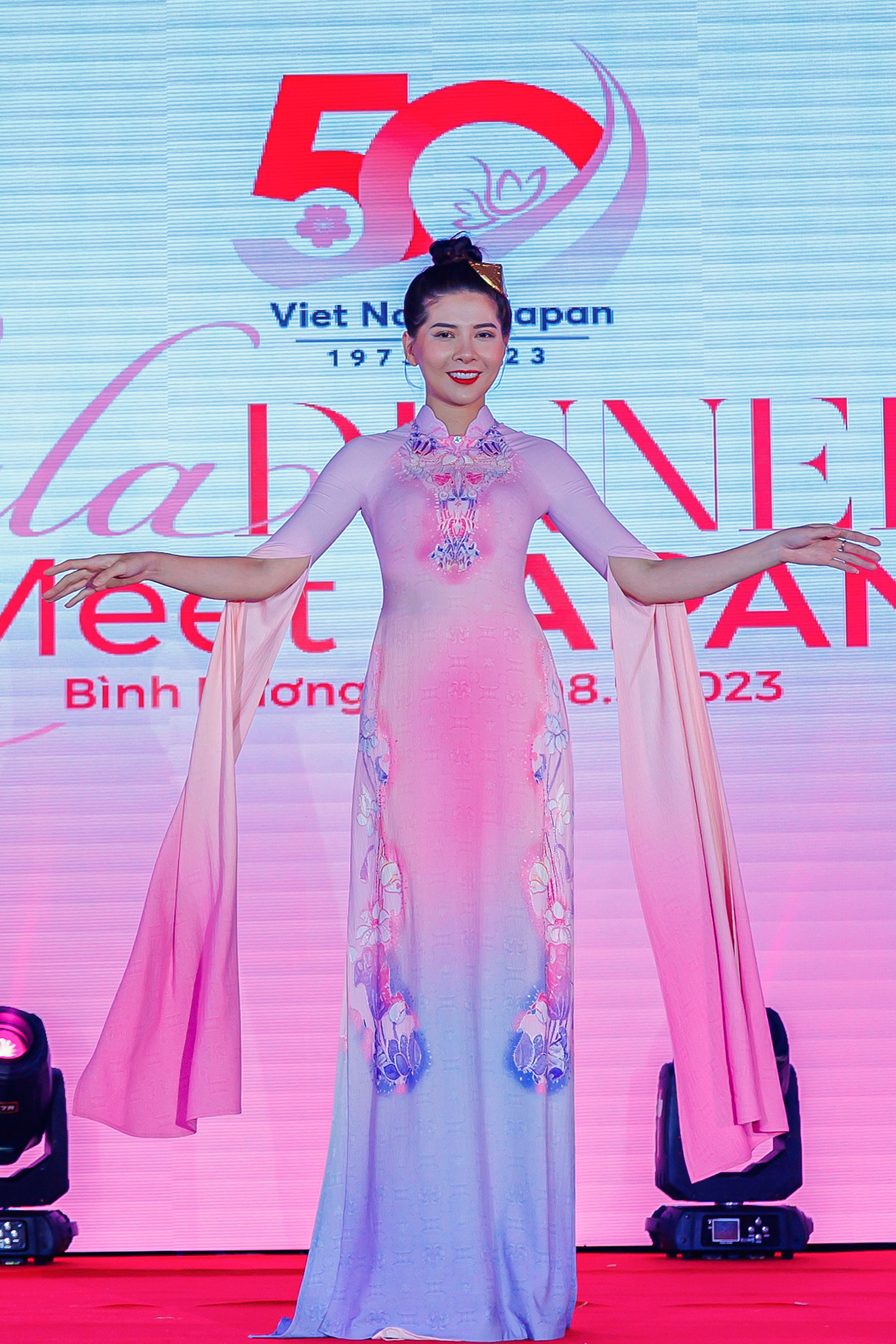 B&ecirc;n cạnh đ&oacute;, hoạ tiết hoa sen, lo&agrave;i hoa được mệnh danh l&agrave; Quốc hoa của Việt Nam cũng được nh&agrave; thiết kế tinh tế khắc hoạ đối xứng tr&ecirc;n t&agrave; &aacute;o với gam m&agrave;u hồng nhẹ nh&agrave;ng, cuốn h&uacute;t&nbsp;

NTK Đỗ Trịnh Ho&agrave;i Nam, B&agrave; Trương Thanh Nga - Chủ Tịch HPN tỉnh B&igrave;nh Dương c&ugrave;ng&nbsp;nghệ sĩ Ho&agrave; Hiệp v&agrave; c&aacute;c kh&aacute;ch mời &nbsp;