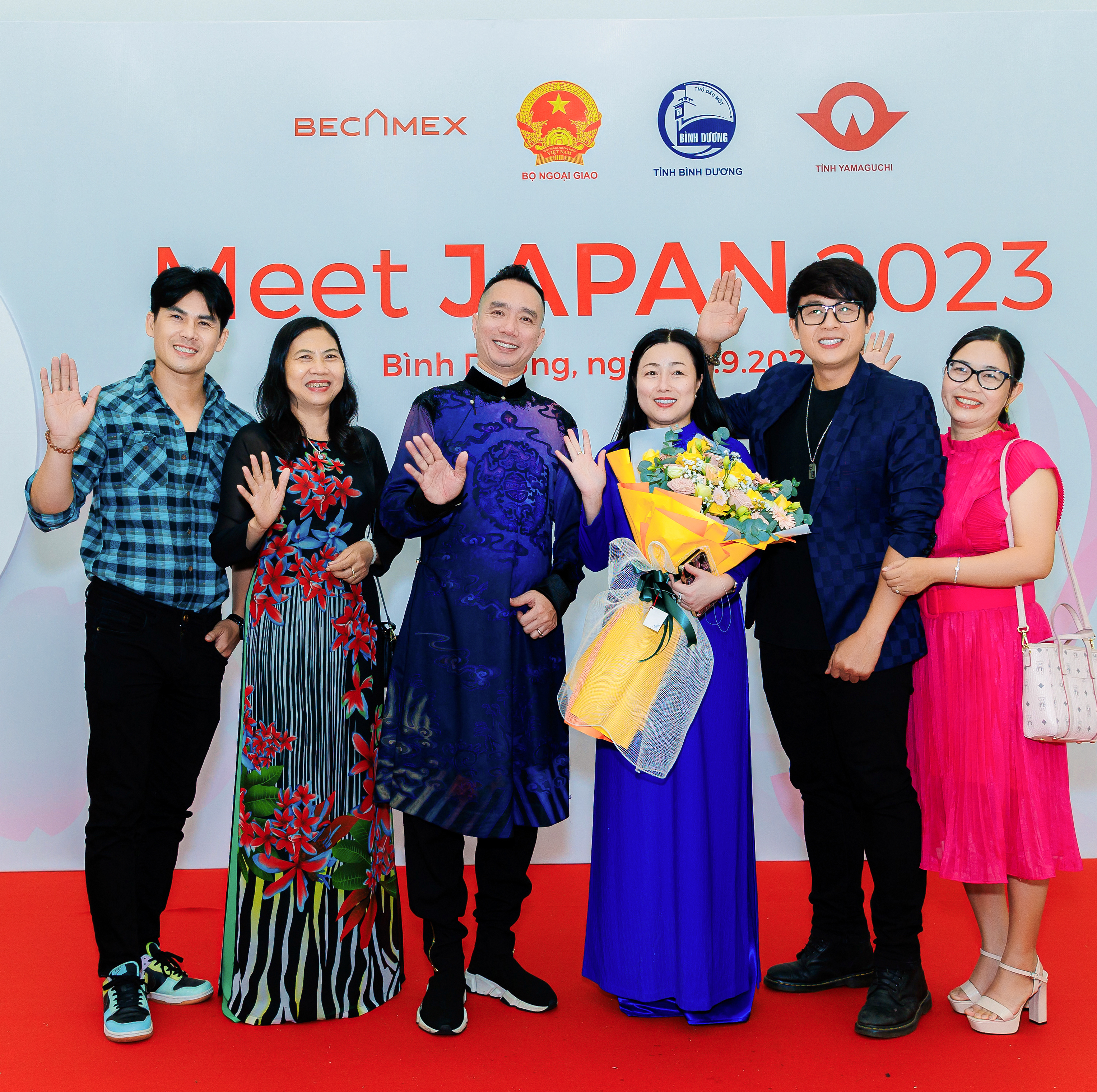 NTK Đỗ Trịnh Ho&agrave;i Nam, B&agrave; Trương Thanh Nga - Chủ Tịch HPN tỉnh B&igrave;nh Dương c&ugrave;ng&nbsp;nghệ sĩ Ho&agrave; Hiệp v&agrave; c&aacute;c kh&aacute;ch mời &nbsp;