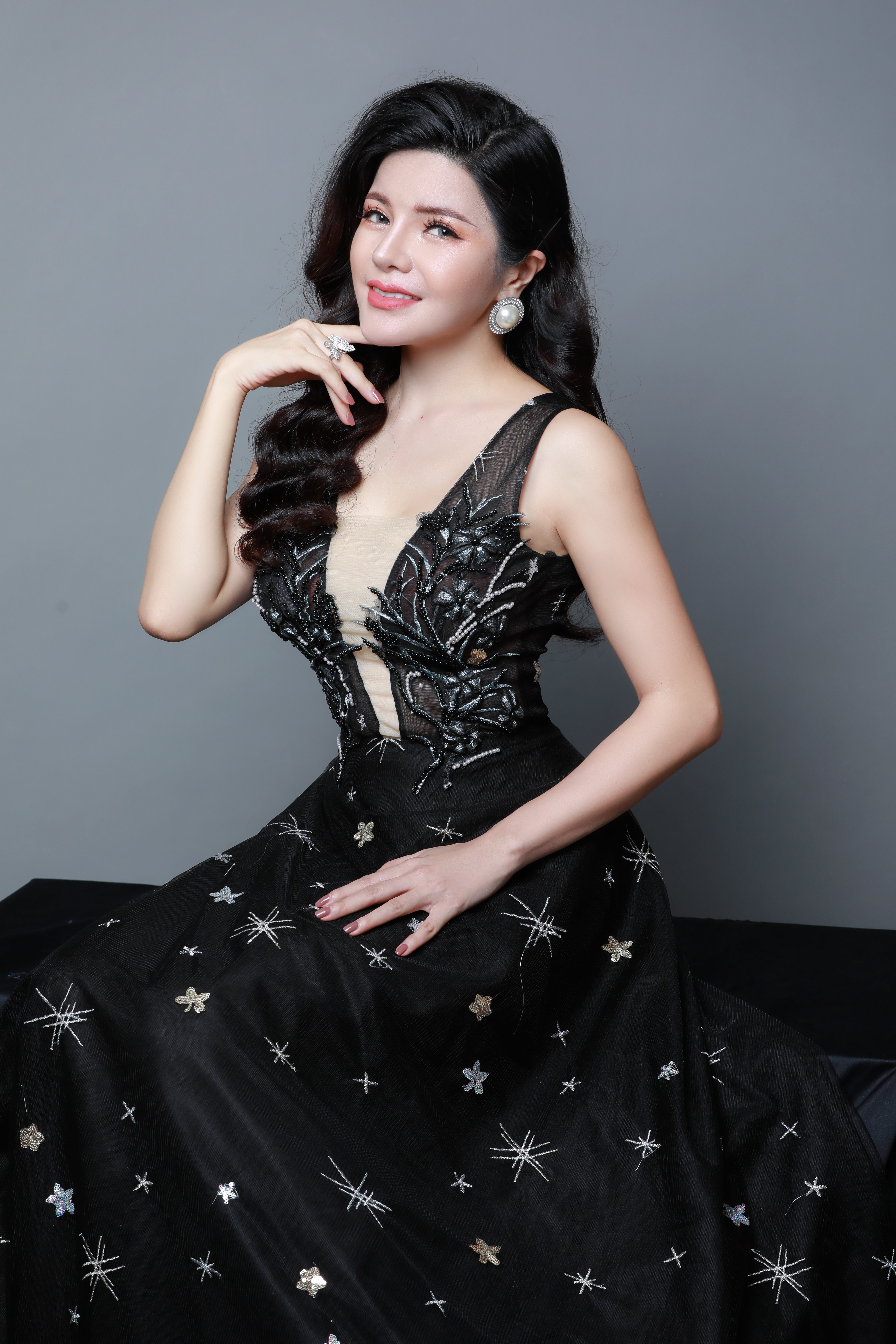 &#193; hậu Nga Queen: Bản lĩnh của người phụ nữ hiện đại - Ảnh 2