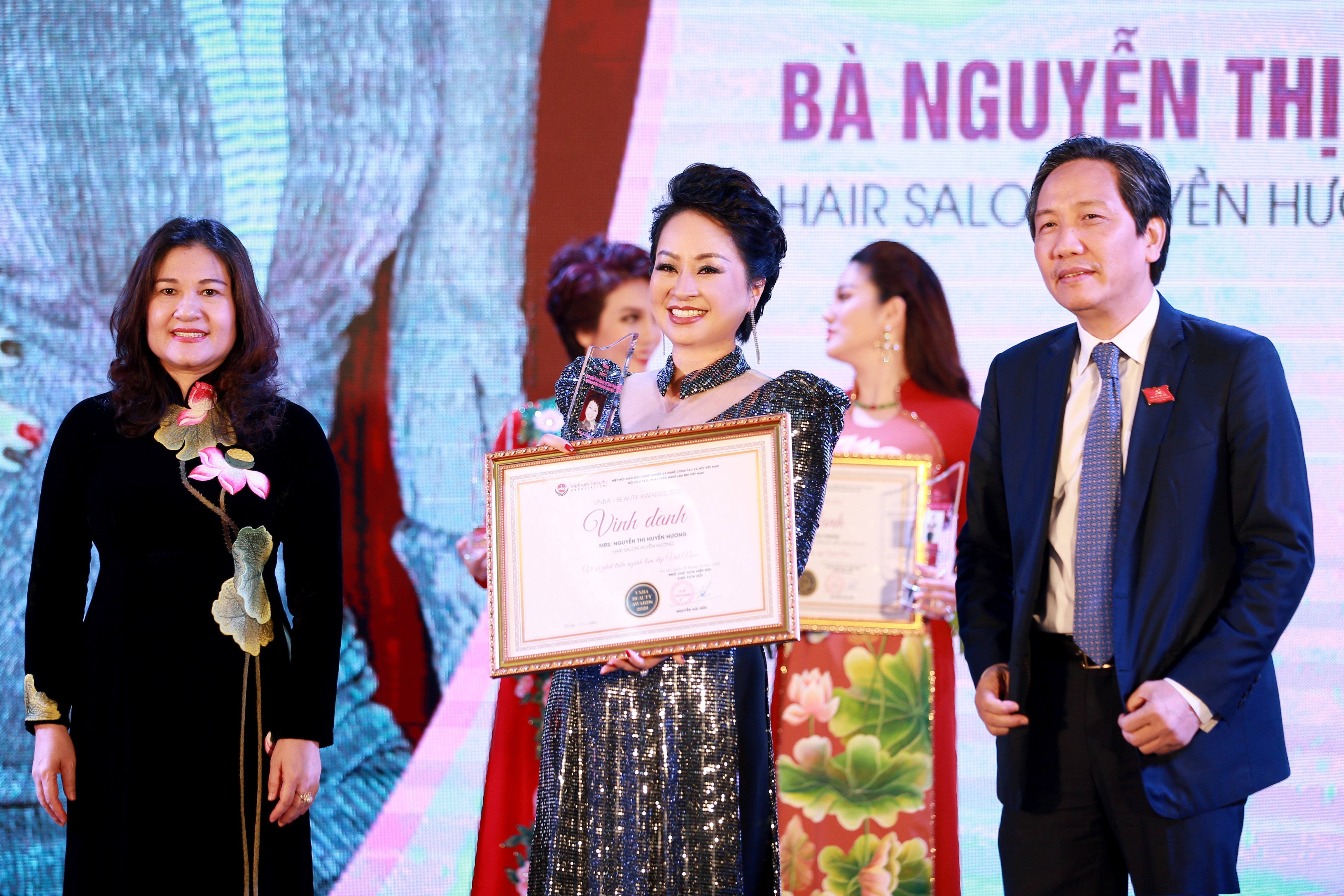 NTM Huyền Hương rạng rỡ ngồi ghế Cố vấn cao cấp Cuộc thi chung kết ng&#224;nh l&#224;m đẹp Việt Nam - Ảnh 3