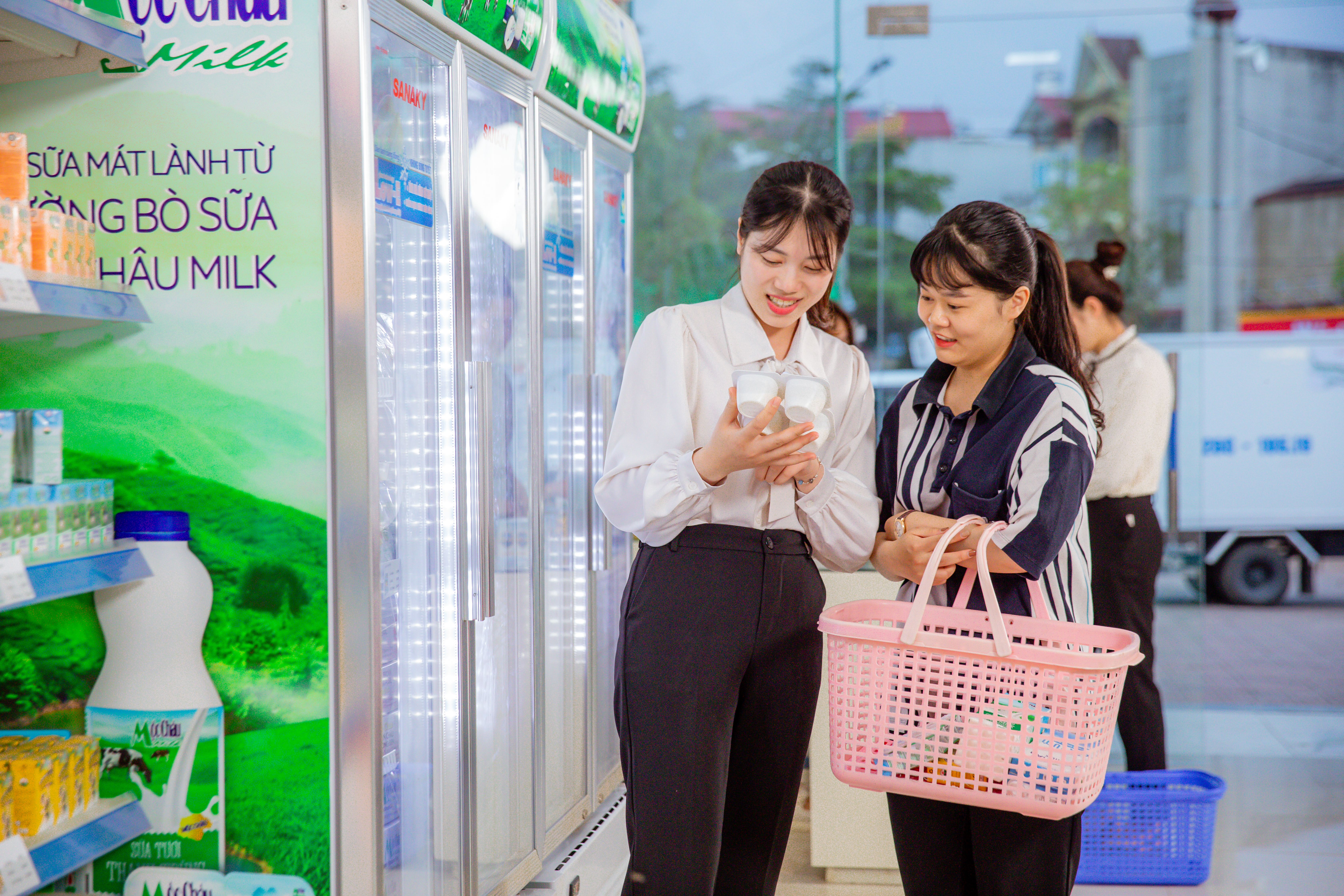 Người ti&ecirc;u d&ugrave;ng ng&agrave;y c&agrave;ng ưa chuộng v&agrave; tin d&ugrave;ng c&aacute;c sản phẩm Mộc Ch&acirc;u Milk bởi nguồn gốc từ tự nhi&ecirc;n, l&agrave;nh mạnh, kh&ocirc;ng bổ sung chất bảo quản, gi&agrave;u vitamin v&agrave; kho&aacute;ng chất, tốt cho sức khỏe