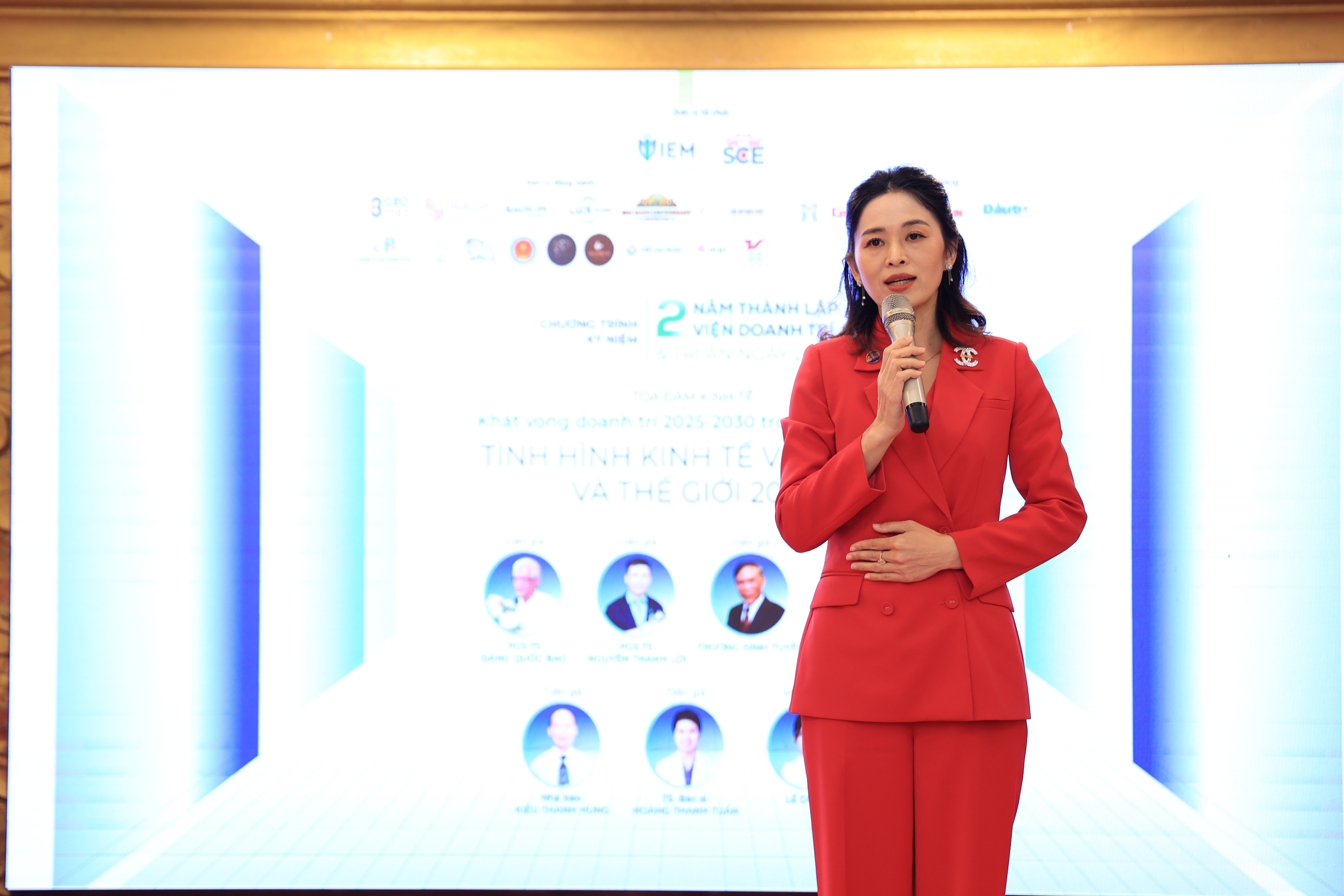 B&agrave; L&ecirc; Dung ph&aacute;t biểu mở đầu tọa đ&agrave;m.