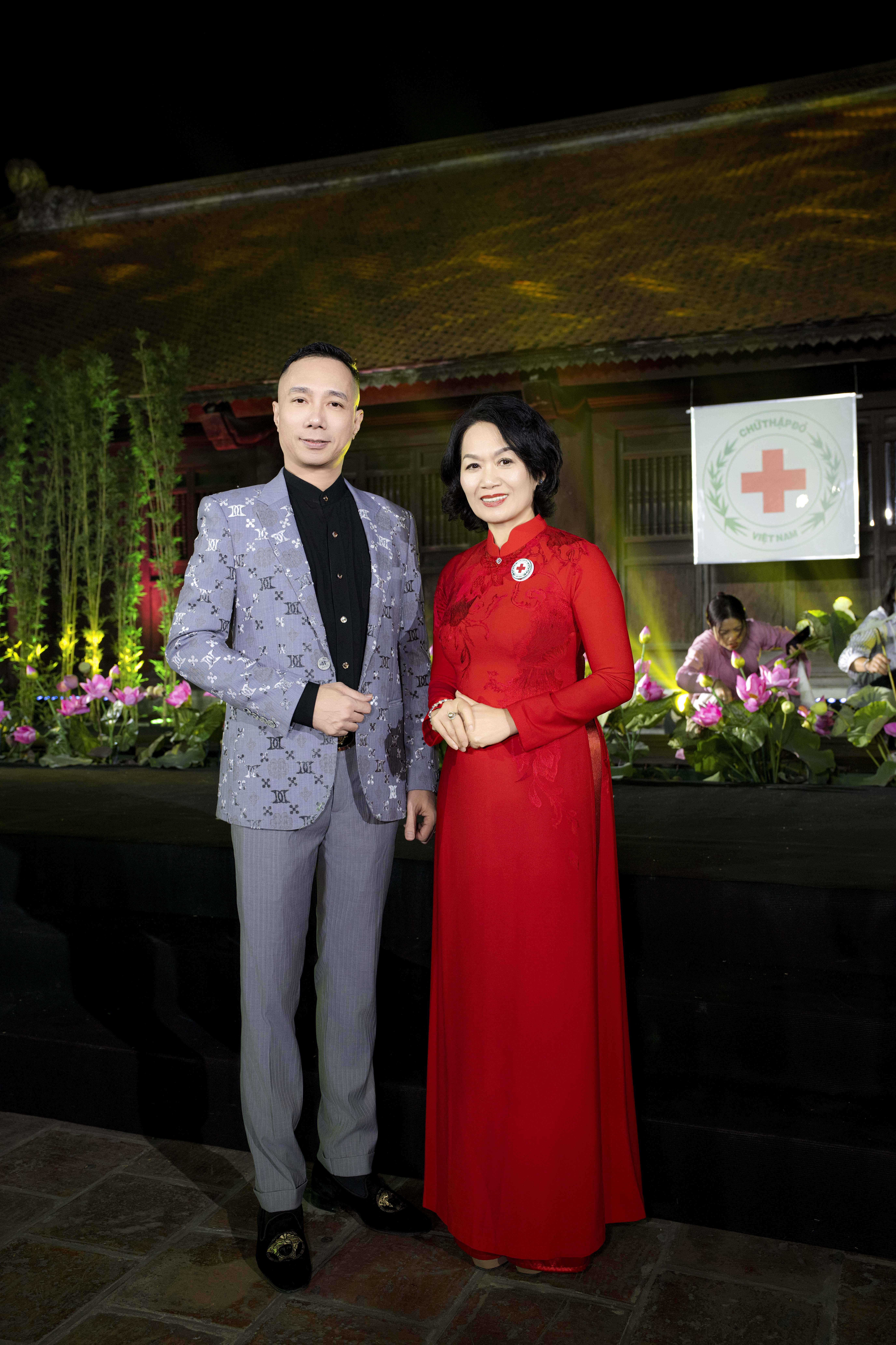 B&agrave; B&ugrave;i Thị H&ograve;a, Chủ tịch Hội Chữ thập đỏ Việt Nam c&ugrave;ng NTK Đỗ Trịnh Ho&agrave;i Nam