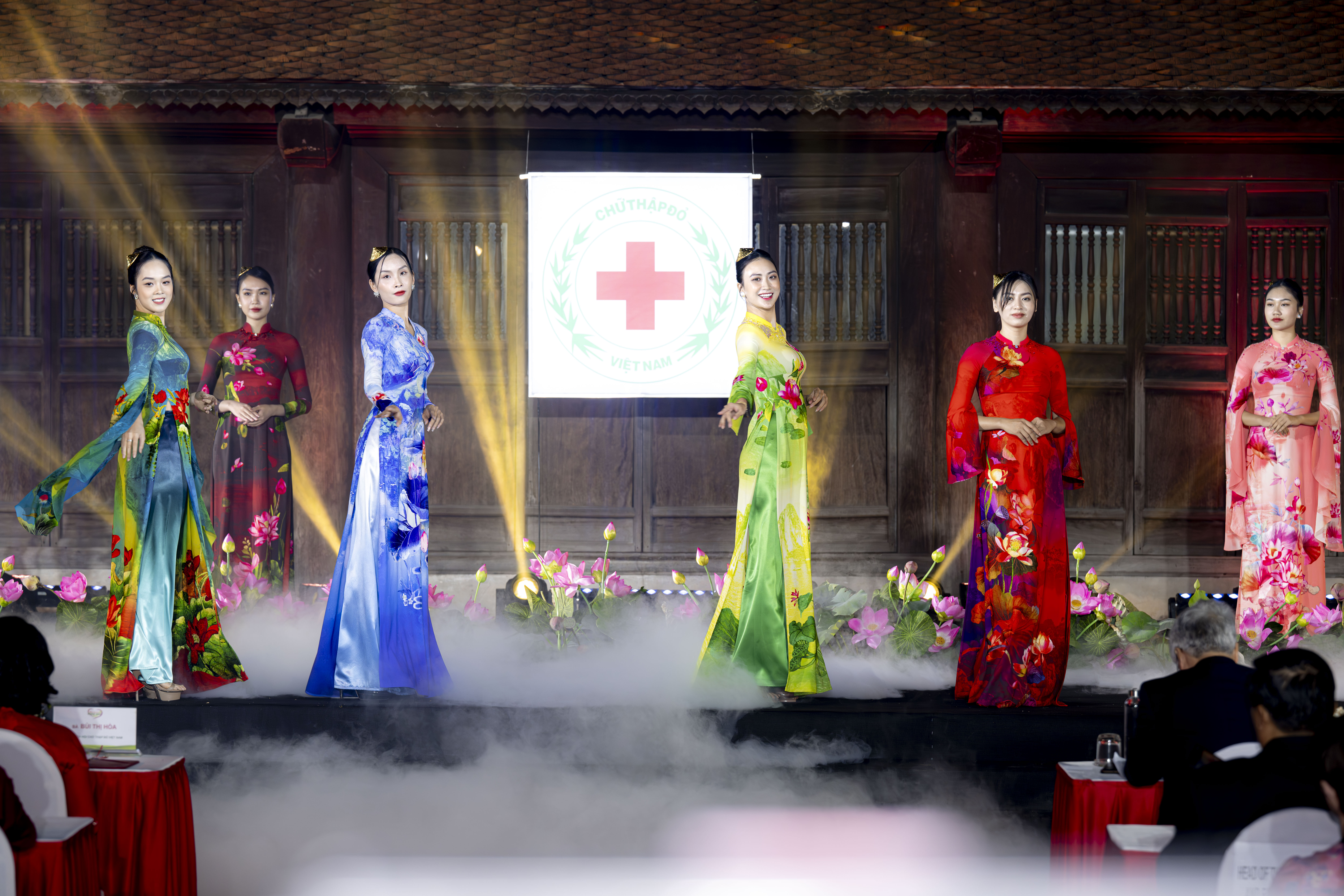 Dấu ấn &#225;o d&#224;i Fashion Show Miền di sản - ch&#224;o mừng hội nghị quốc tế AP11 - Ảnh 2