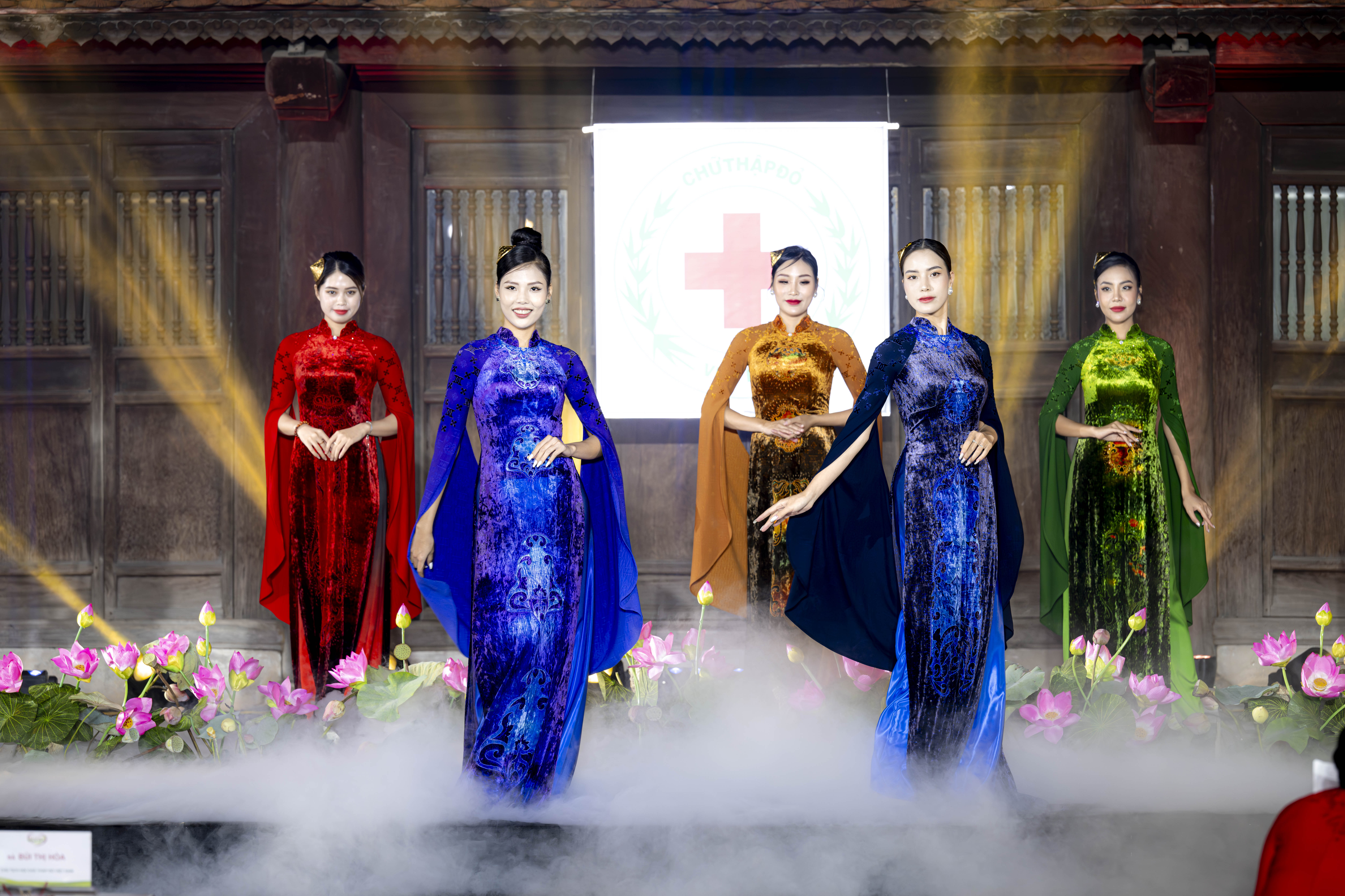 Form d&aacute;ng cổ điển, &ocirc;m s&aacute;t cơ thể, tạo n&ecirc;n d&aacute;ng vẻ ki&ecirc;u sa, gợi cảm cho người mặc &nbsp;