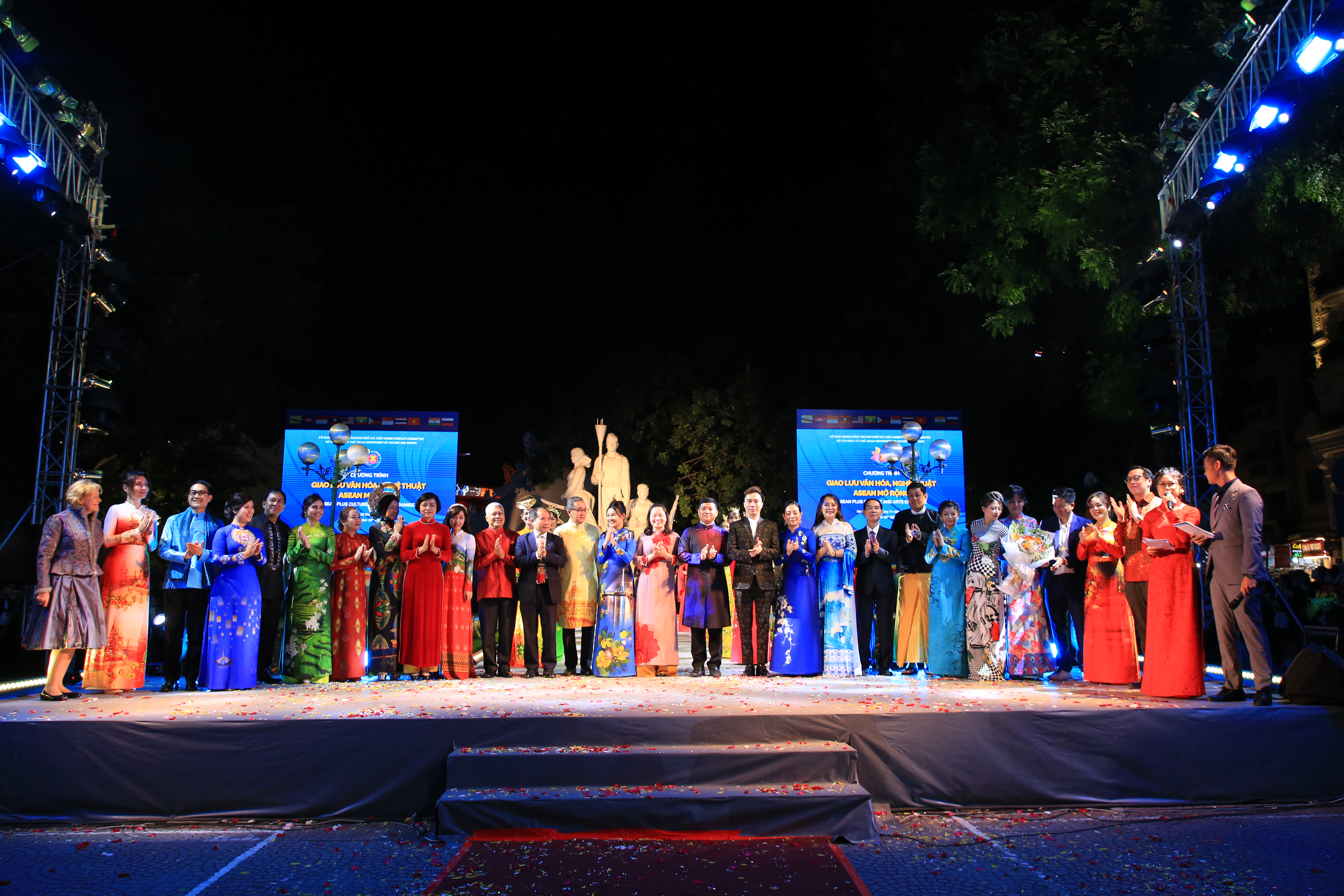 Thời trang Sen V&#224;ng: T&#244;n vinh di sản Việt trong Chương tr&#236;nh “Giao lưu Văn h&#243;a - Nghệ thuật c&#225;c nước Asean mở rộng&quot;  - Ảnh 5
