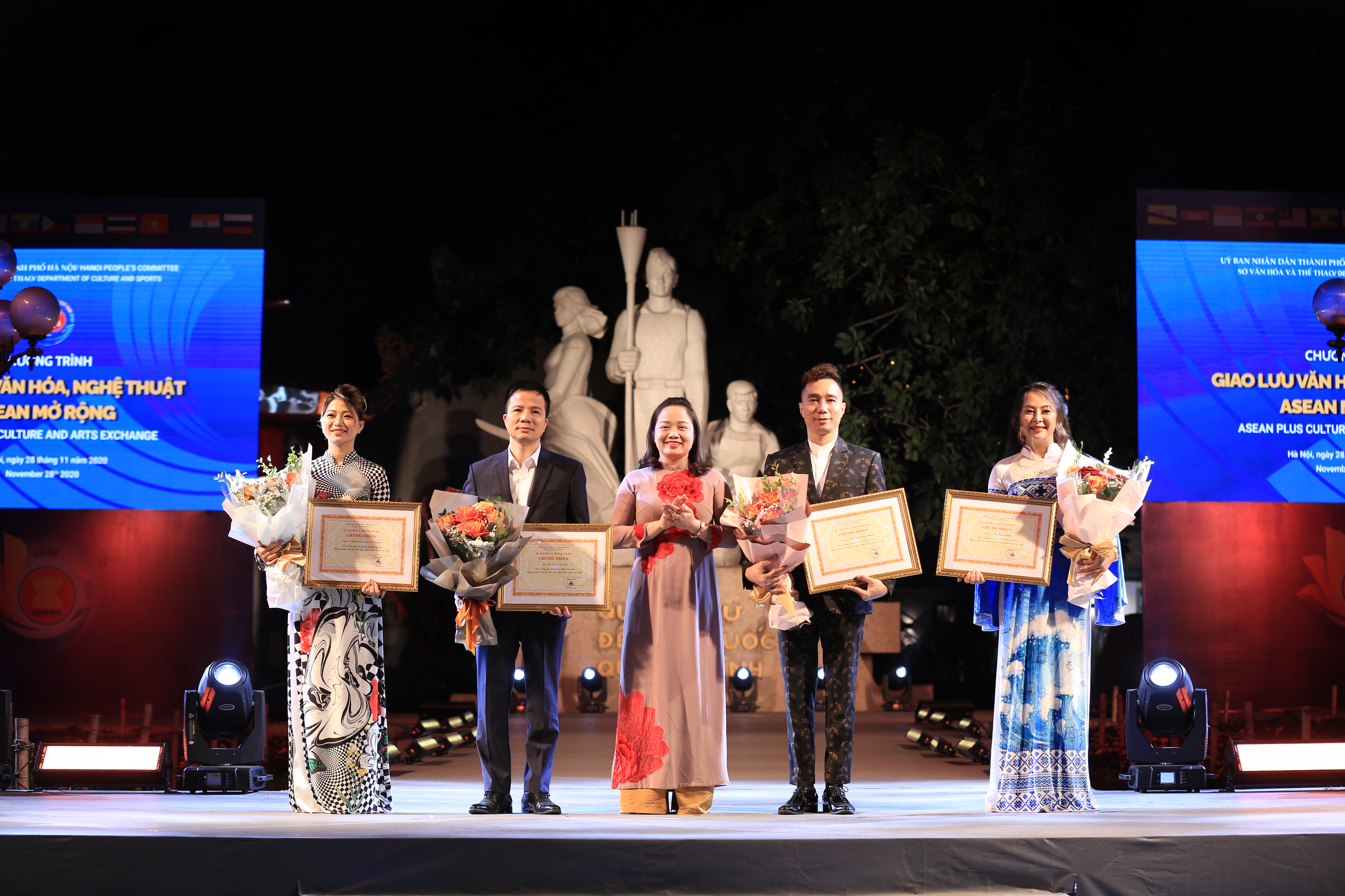 Thời trang Sen V&#224;ng: T&#244;n vinh di sản Việt trong Chương tr&#236;nh “Giao lưu Văn h&#243;a - Nghệ thuật c&#225;c nước Asean mở rộng&quot;  - Ảnh 1