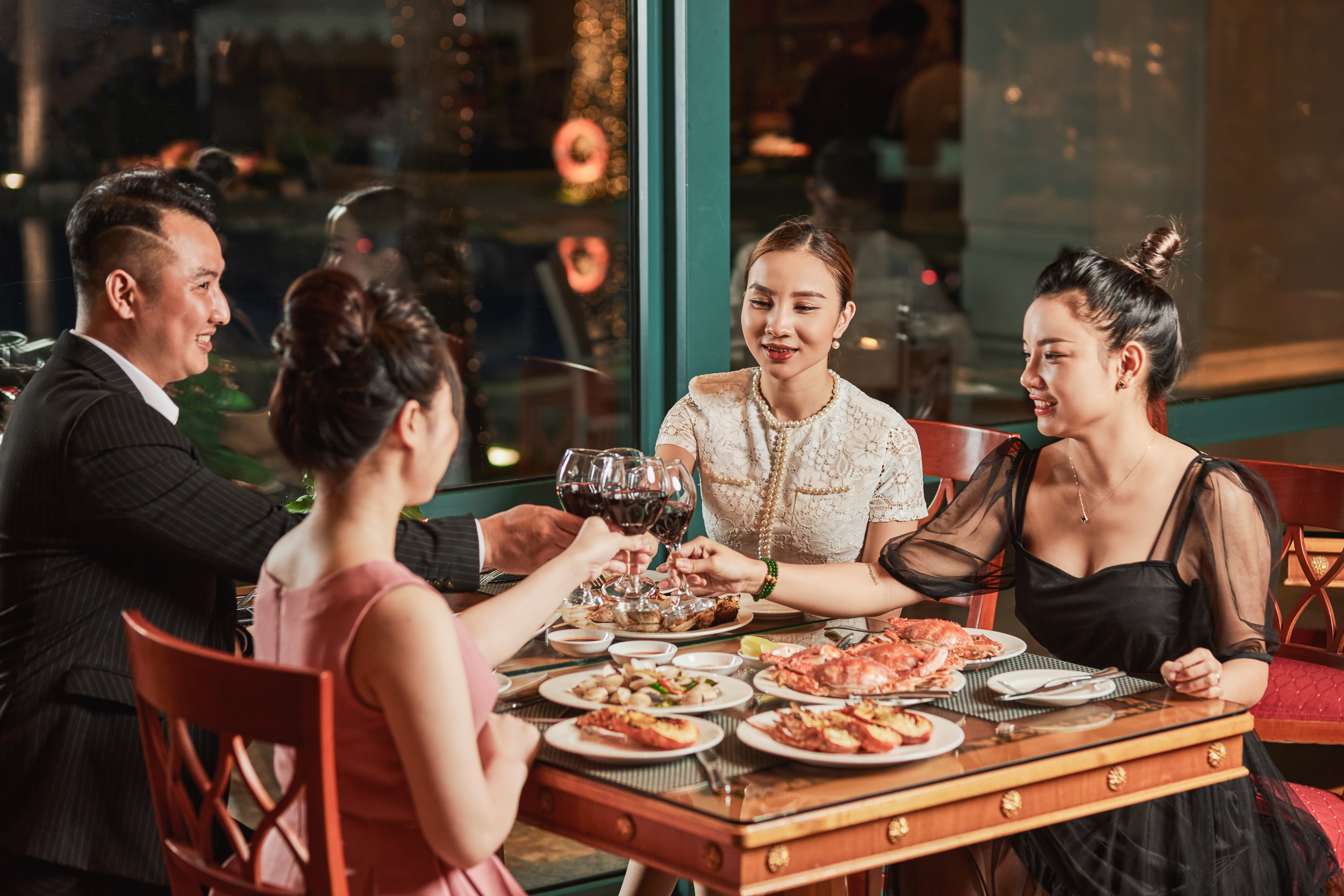 Đ&oacute;n đ&ecirc;m Gi&aacute;ng Sinh an l&agrave;nh, ấm &aacute;p với Dạ tiệc Gi&aacute;ng sinh tại nh&agrave; h&agrave;ng Caf&eacute; Promenade
