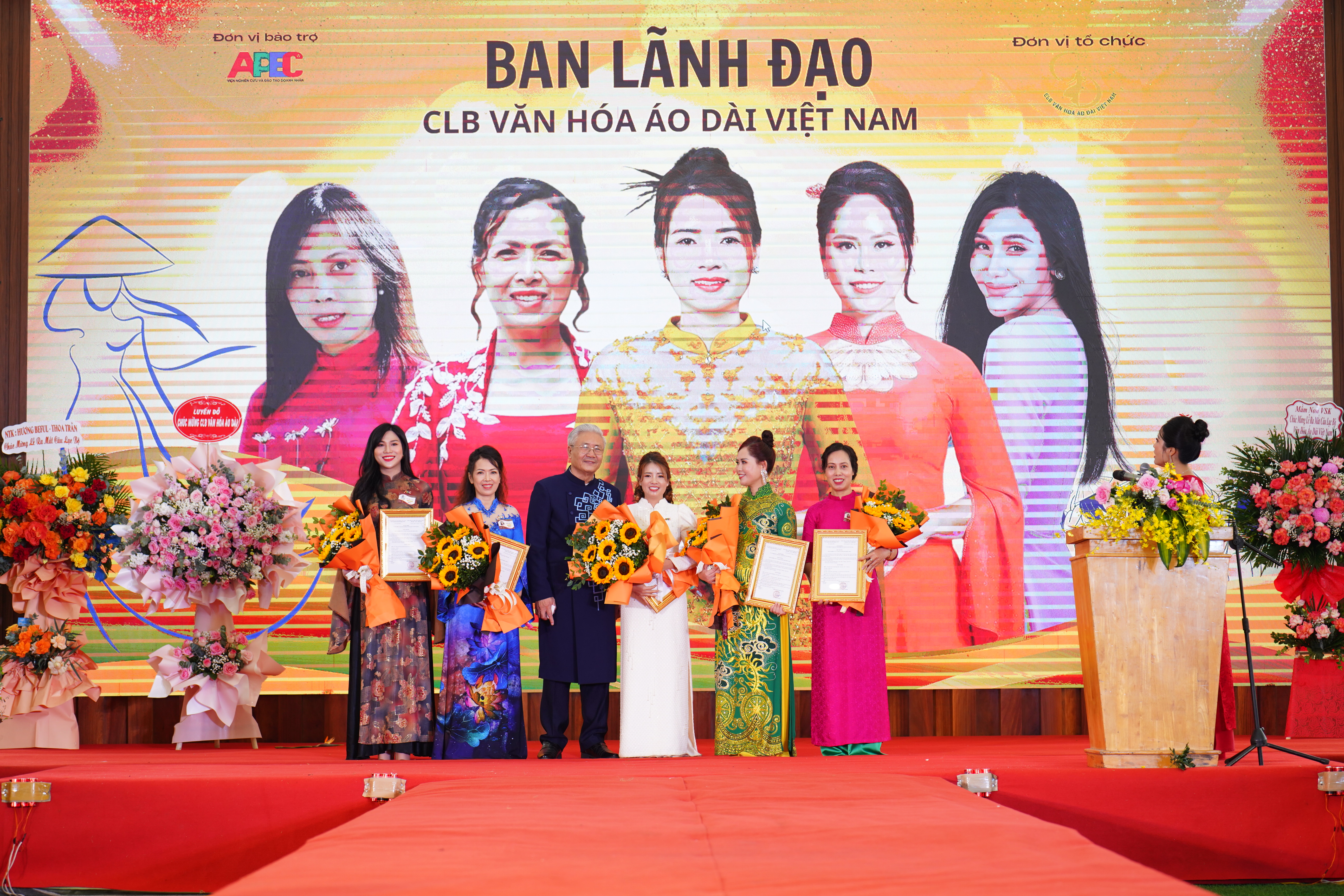 Ban l&atilde;nh đạo C&acirc;u lạc bộ Văn h&oacute;a &Aacute;o d&agrave;i Việt Nam
