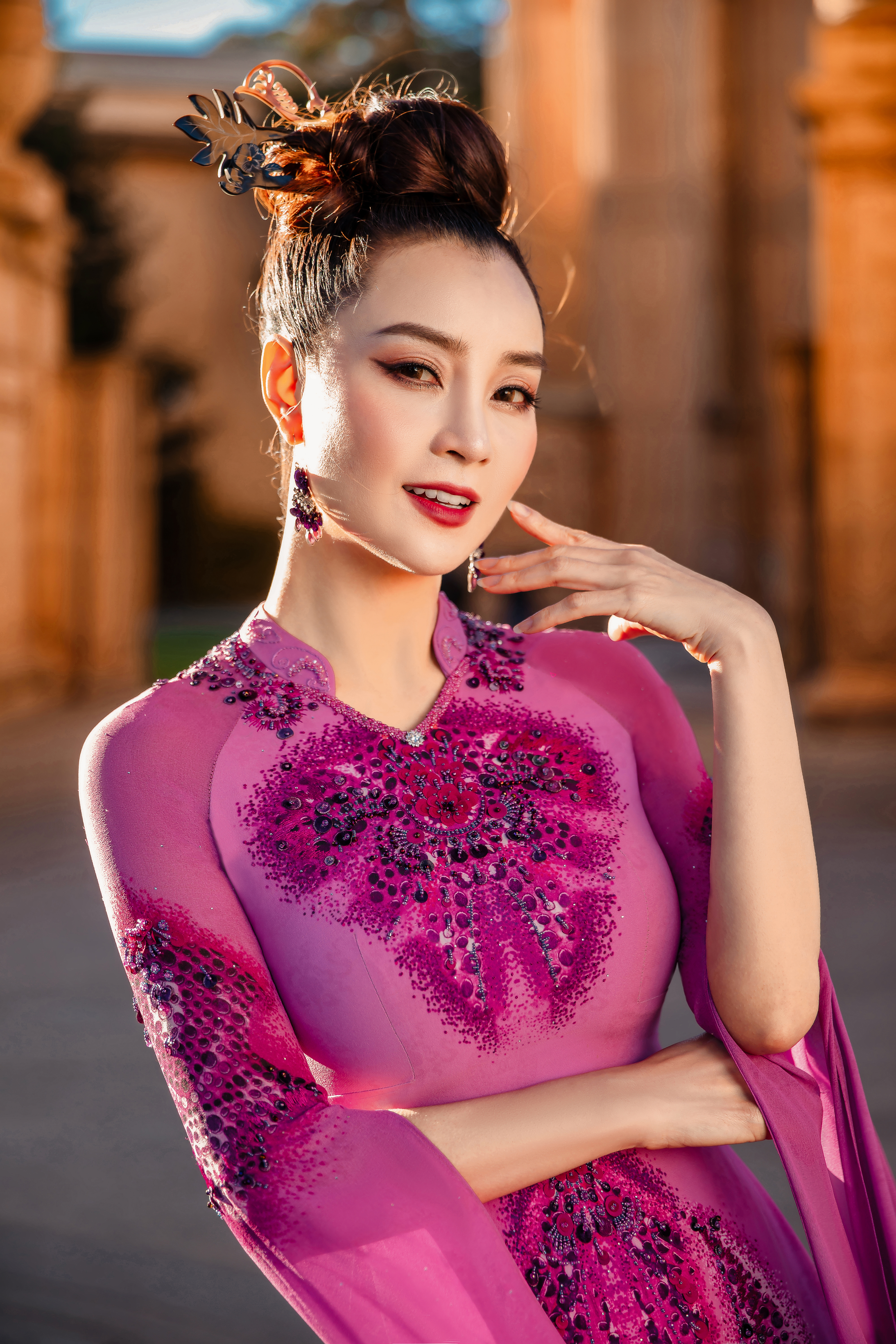 Mai Thu Trang trong vai tr&ograve; đại sứ &aacute;o d&agrave;i.