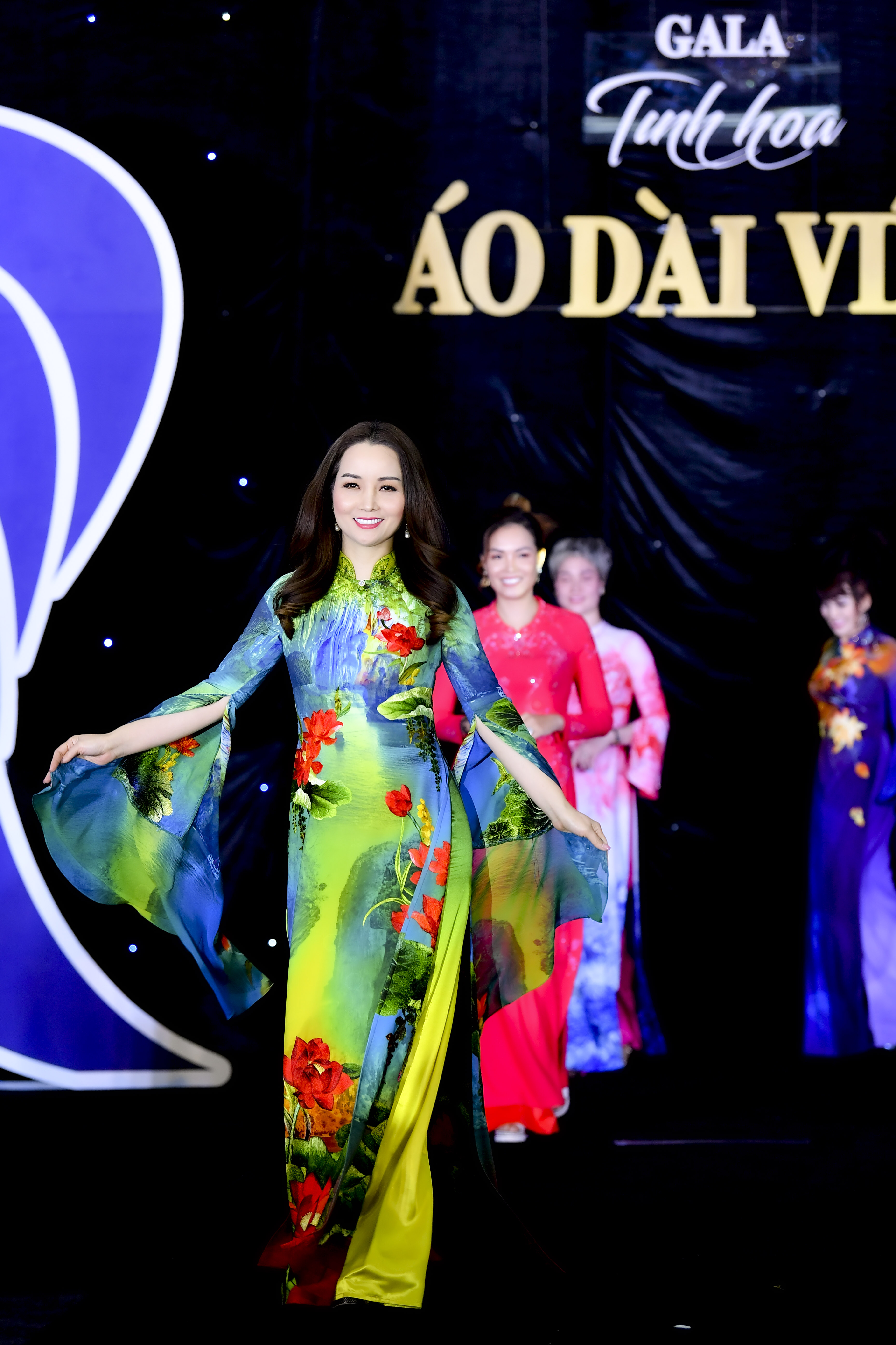 Mai Thu Huyền tỏa s&aacute;ng tr&ecirc;n s&agrave;n catwalk c&ugrave;ng c&aacute;c nữ doanh nh&acirc;n WLIN
