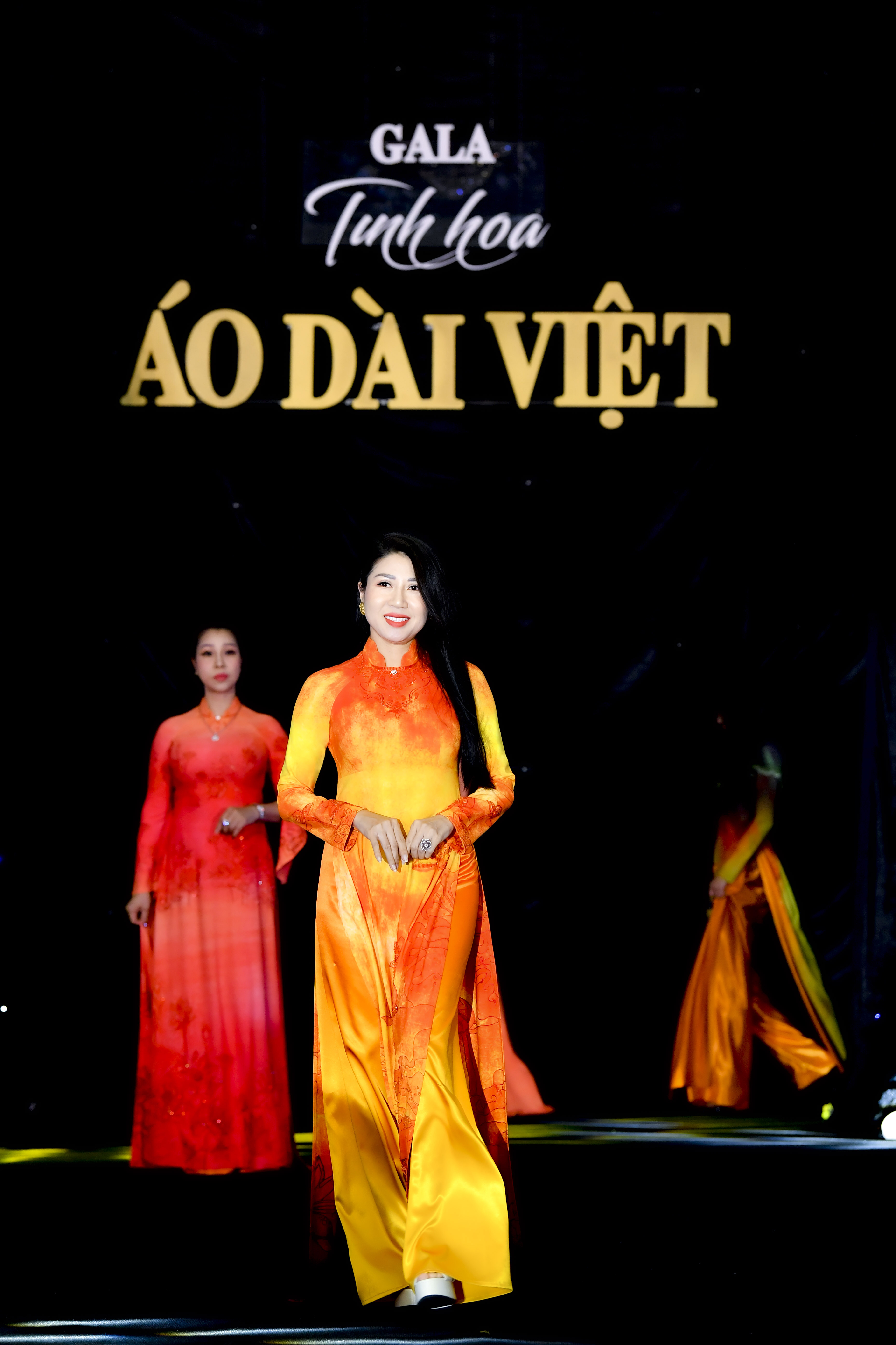 Vẻ đẹp nữ doanh nh&#226;n Việt trong t&#224; &#225;o d&#224;i truyền thống - Ảnh 1