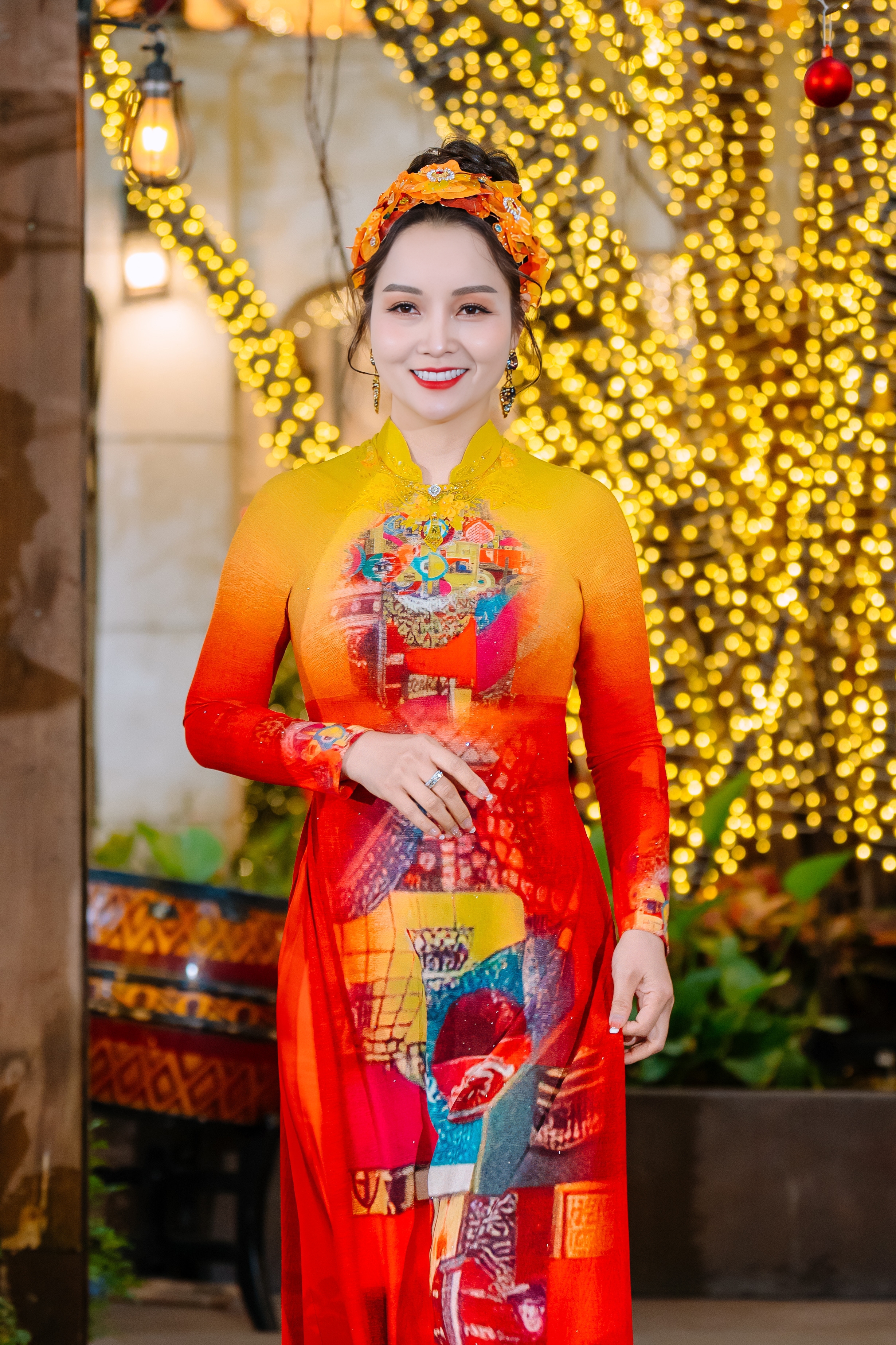 Người mẫu, Diễn vi&ecirc;n Mai Thu Huyền tr&igrave;nh diễn t&aacute;c phẩm &aacute;o d&agrave;i được lấy &yacute; tưởng từ bức tranh &ldquo;Sonia&rdquo; của hoạ sĩ Maroc Mounir Fatmi. &nbsp;