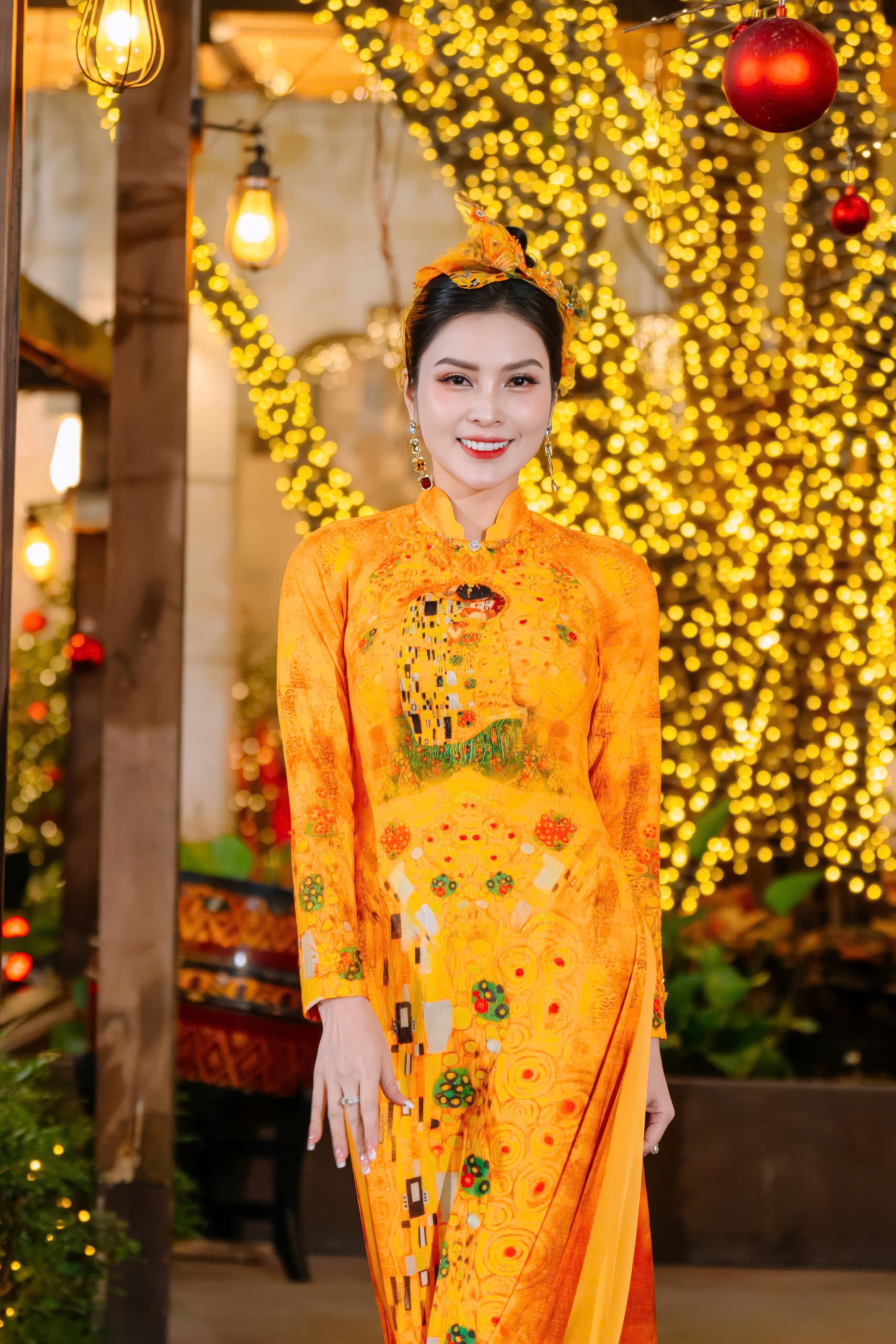 MC, Ca sĩ Kim Huyền S&acirc;m tr&igrave;nh diễn thiết kế được lấy cảm hứng từ kiệt t&aacute;c triệu đ&ocirc; &ldquo;The Kiss - Nụ H&ocirc;n&rdquo; - tuyệt phẩm danh tiếng của danh họa Gustav Klimt đến từ &Aacute;o. &nbsp;