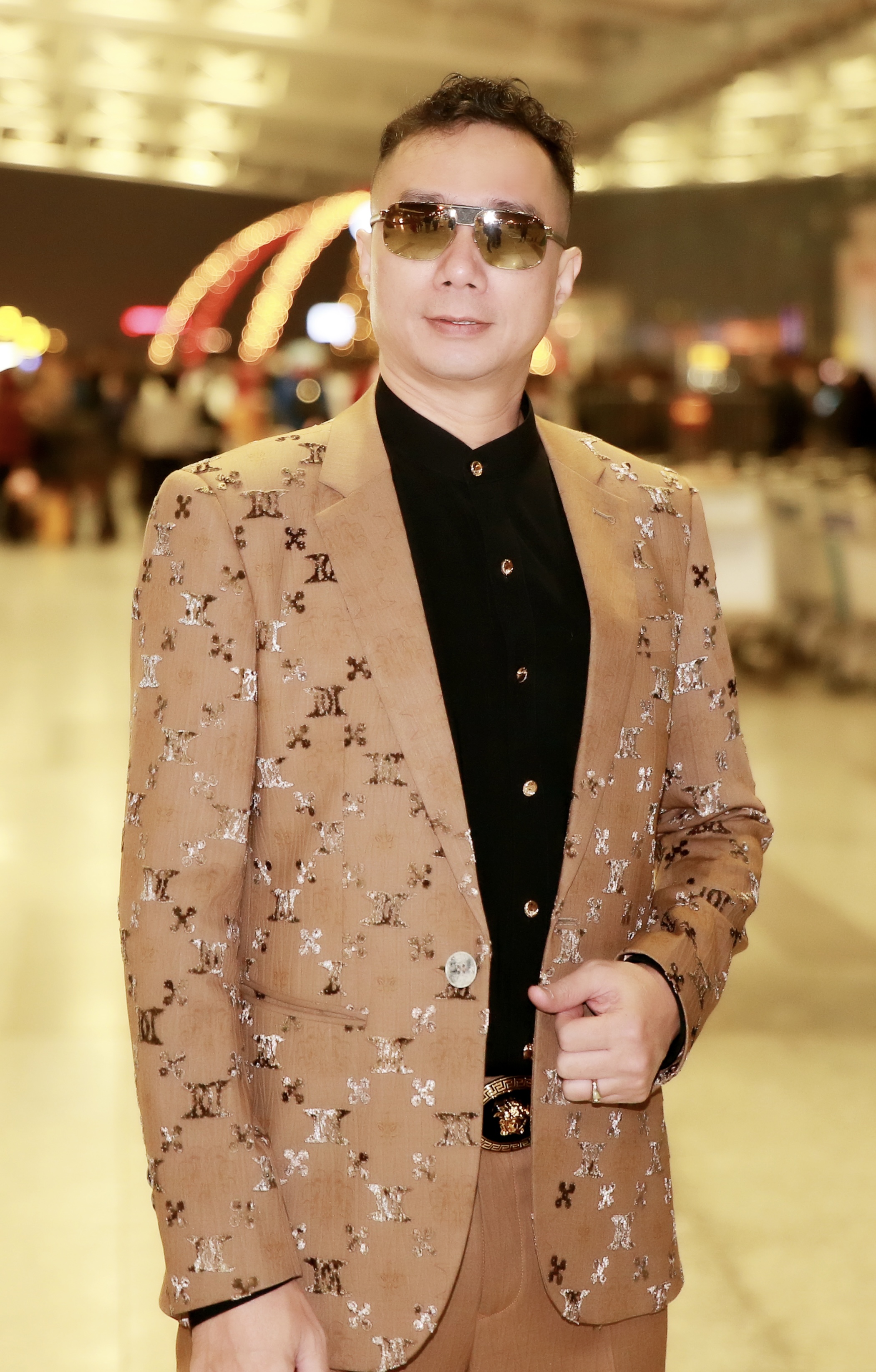 NTK Đỗ Trịnh Ho&agrave;i Nam lịch l&atilde;m, sang trọng trong thời khắc bắt đầu h&agrave;nh tr&igrave;nh quảng b&aacute; &aacute;o d&agrave;i tr&ecirc;n đất Mỹ